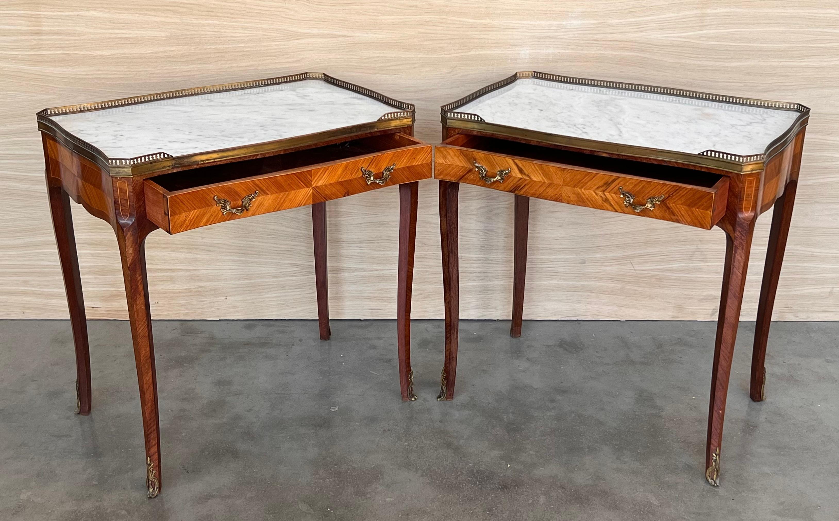 Paire de tables de nuit rectangulaires Louis XVI, circa 1910 Bon état - En vente à Miami, FL