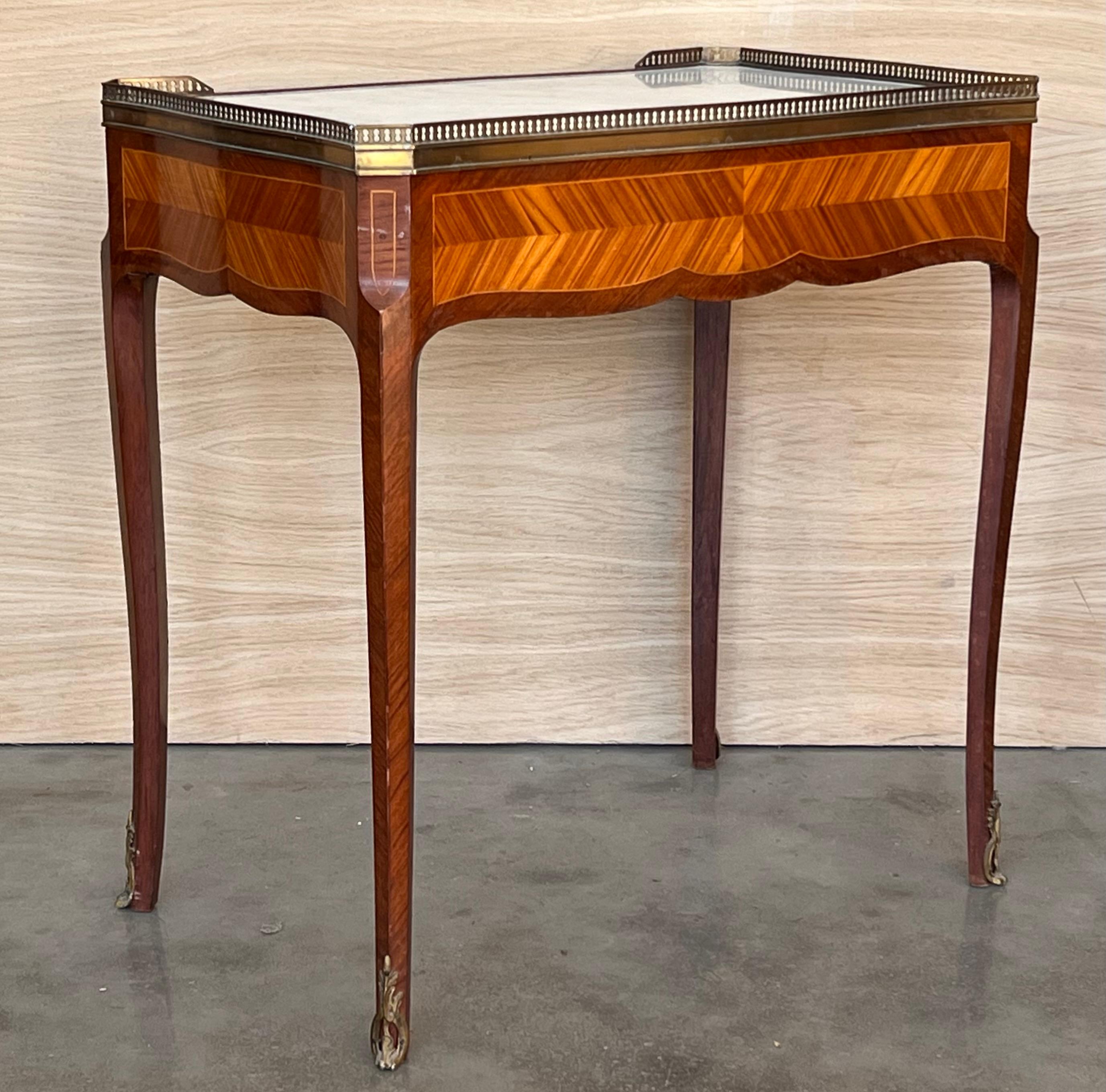 Laiton Paire de tables de nuit rectangulaires Louis XVI, circa 1910 en vente