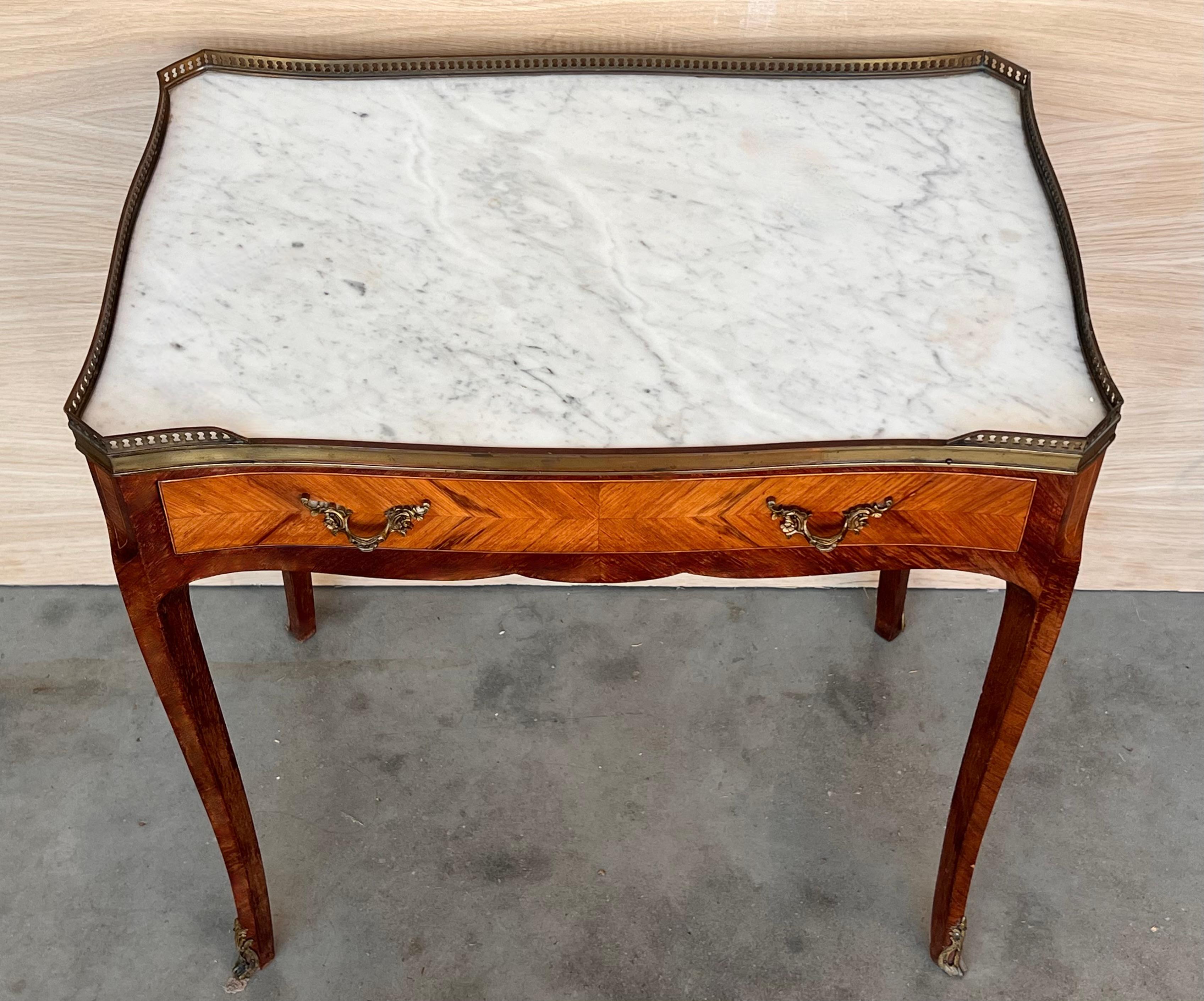 Paire de tables de nuit rectangulaires Louis XVI, circa 1910 en vente 2