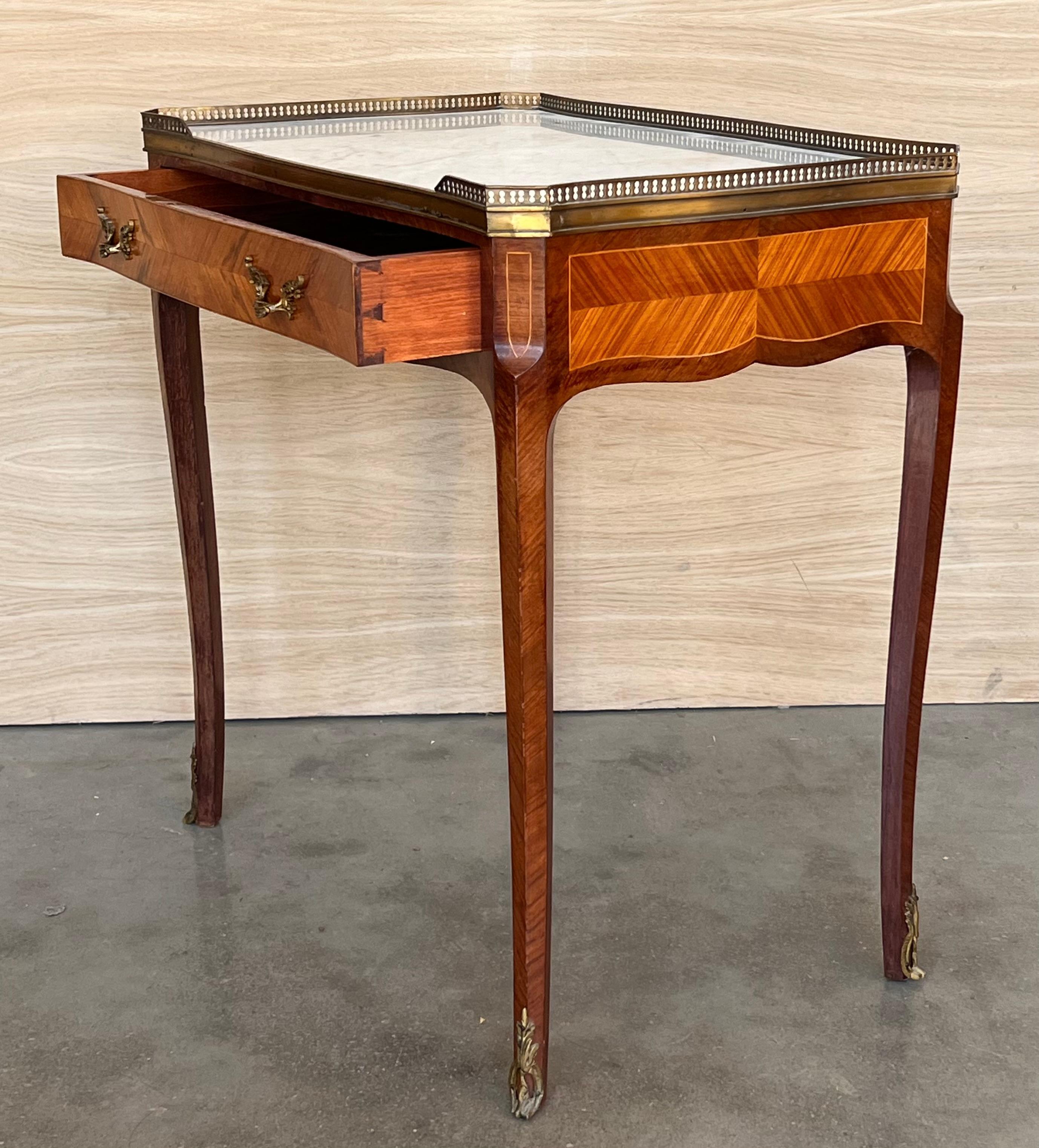 Paire de tables de nuit rectangulaires Louis XVI, circa 1910 en vente 3