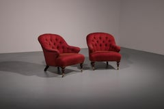 Paire de fauteuils à dossier boutonné en tissu rouge français