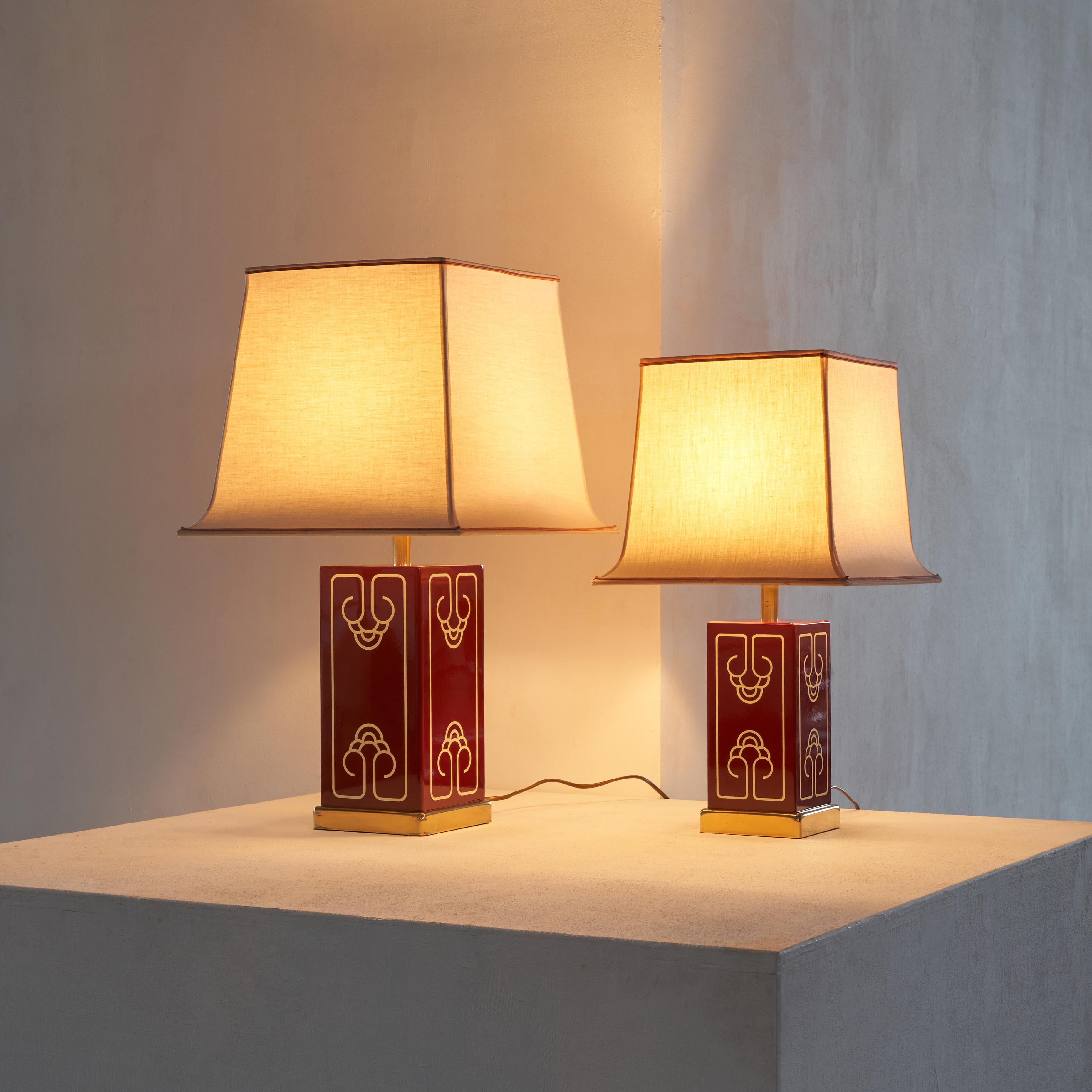 Wonderful pair of French pagoda table lamps in red lacquer and brass. France, 1970s.

These large and impressive table lamps make a great pair. One larger and one a little bit smaller, they can be placed next to each other to make a dynamic duo.