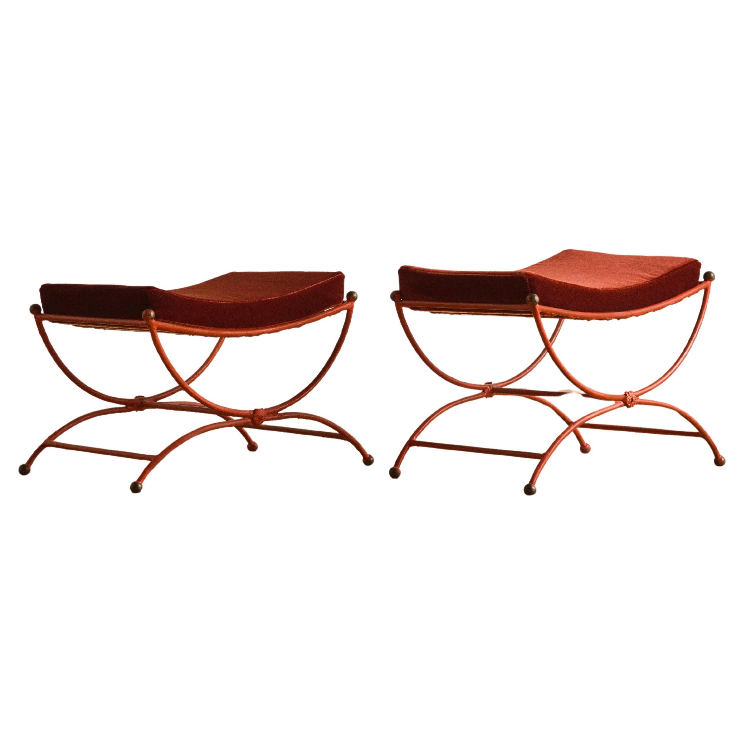 Paire de tabourets en acier peints en rouge avec sièges en mohair bourgogne en vente