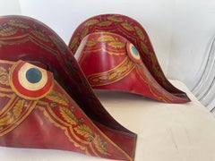 Paire de français  Appliques murales à chapeaux napoléoniens Red Tole