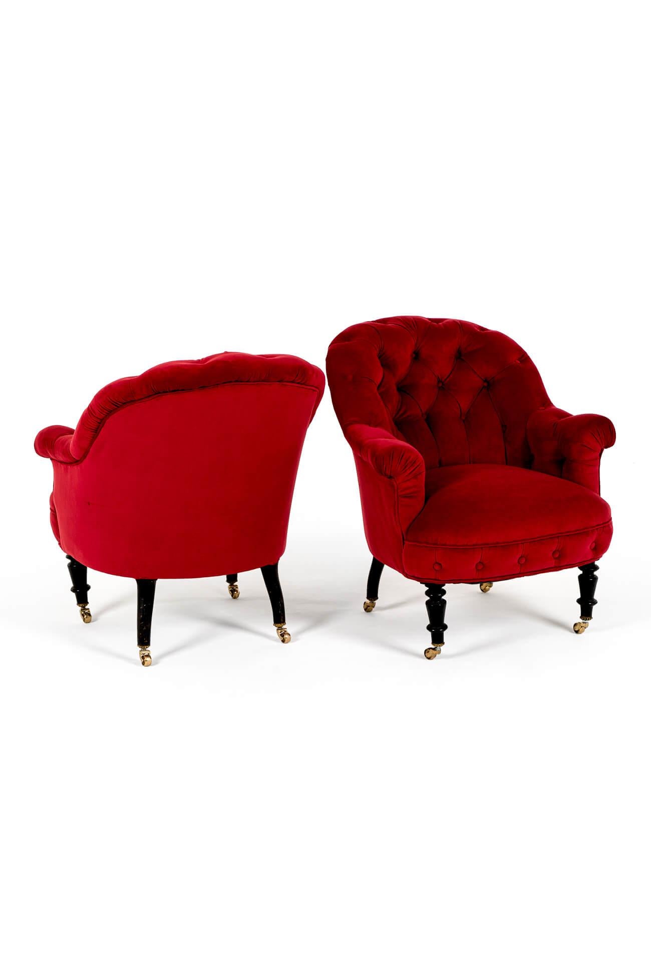 Pareja de sillones franceses de terciopelo rojo con respaldo de botones Alto victoriano en venta