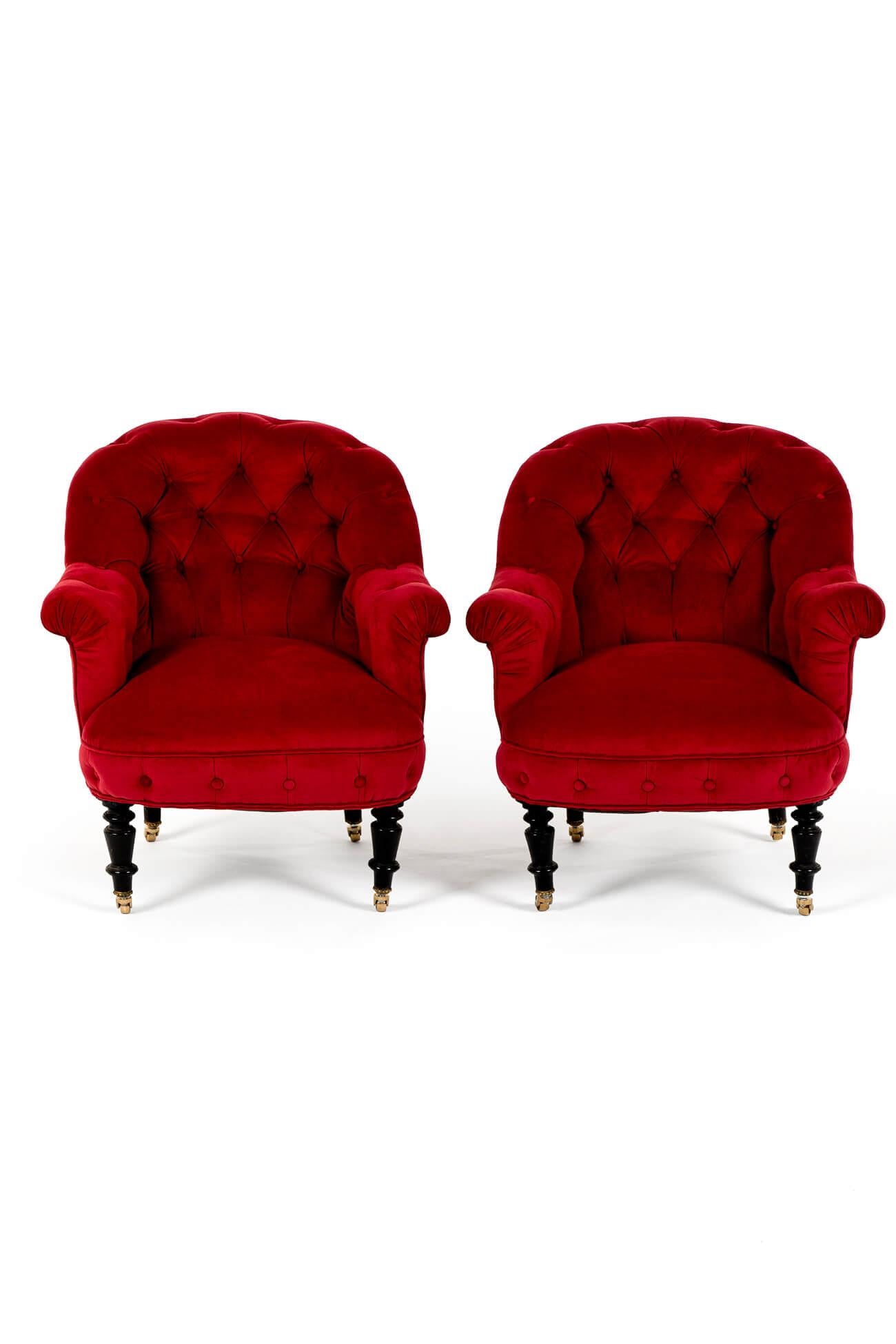 Pareja de sillones franceses de terciopelo rojo con respaldo de botones Francés en venta