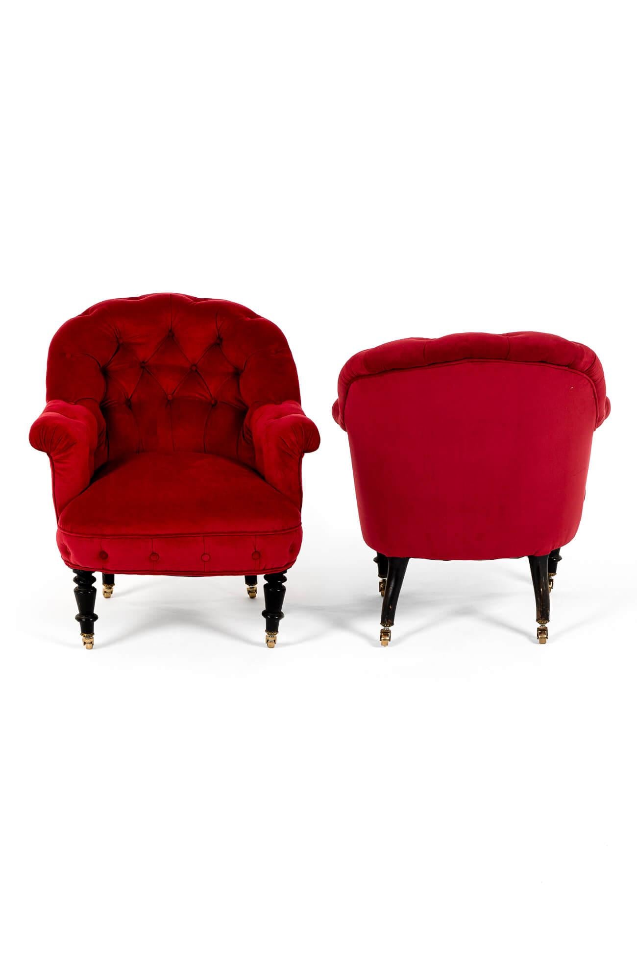 Pareja de sillones franceses de terciopelo rojo con respaldo de botones Hecho a mano en venta