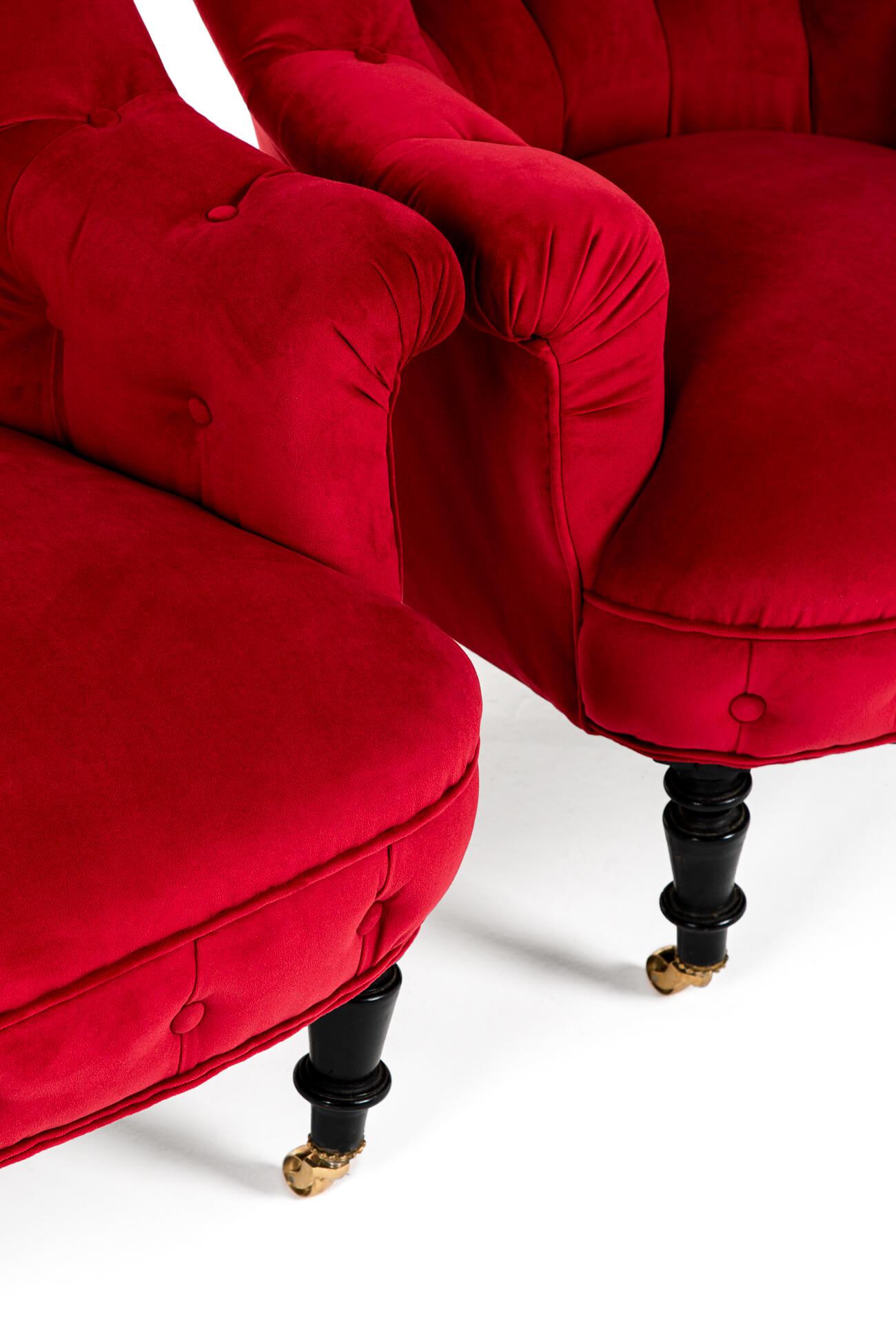 Pareja de sillones franceses de terciopelo rojo con respaldo de botones en venta 1