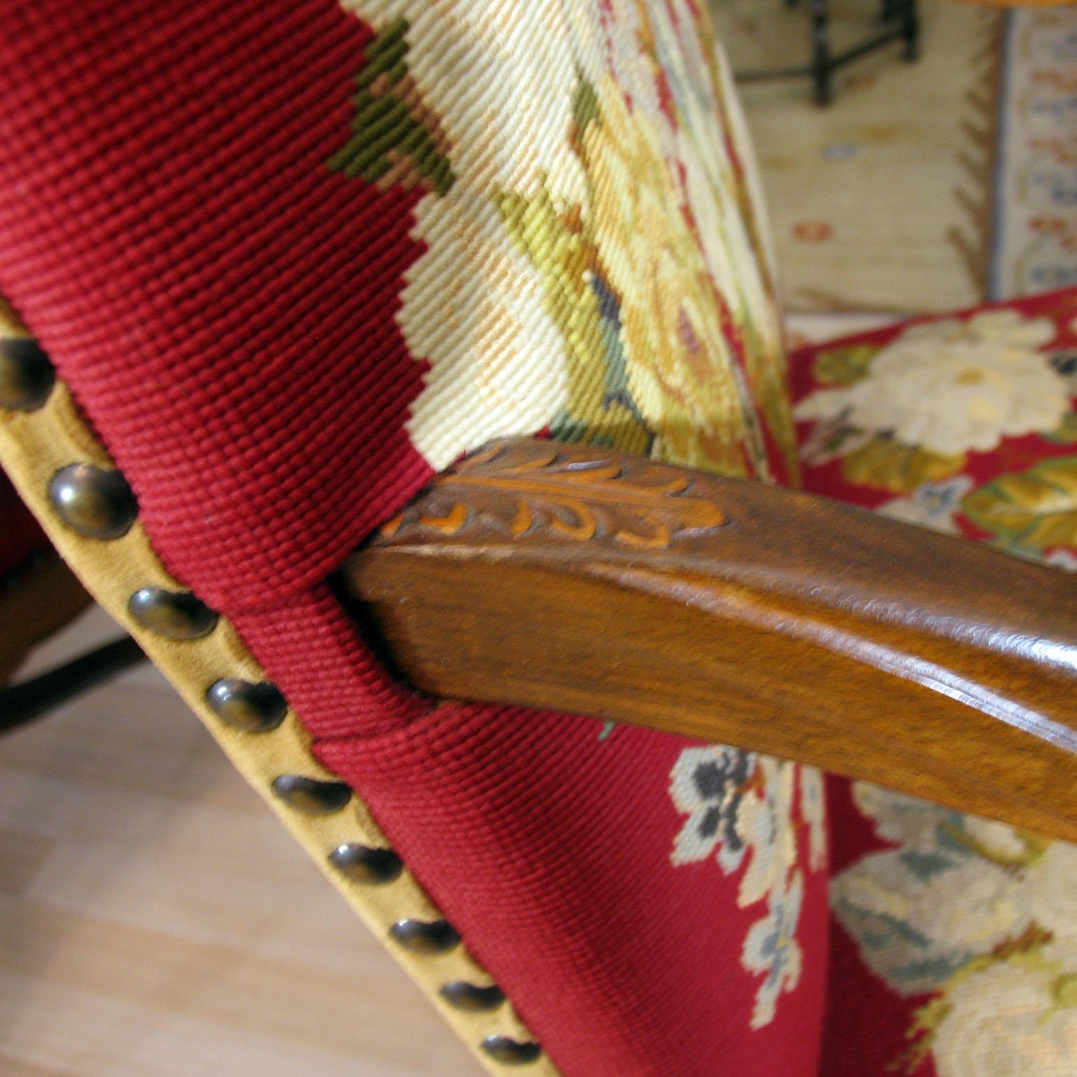 Coppia di Fauteuil Regence francesi con splendida tappezzeria ricamata in vendita 4