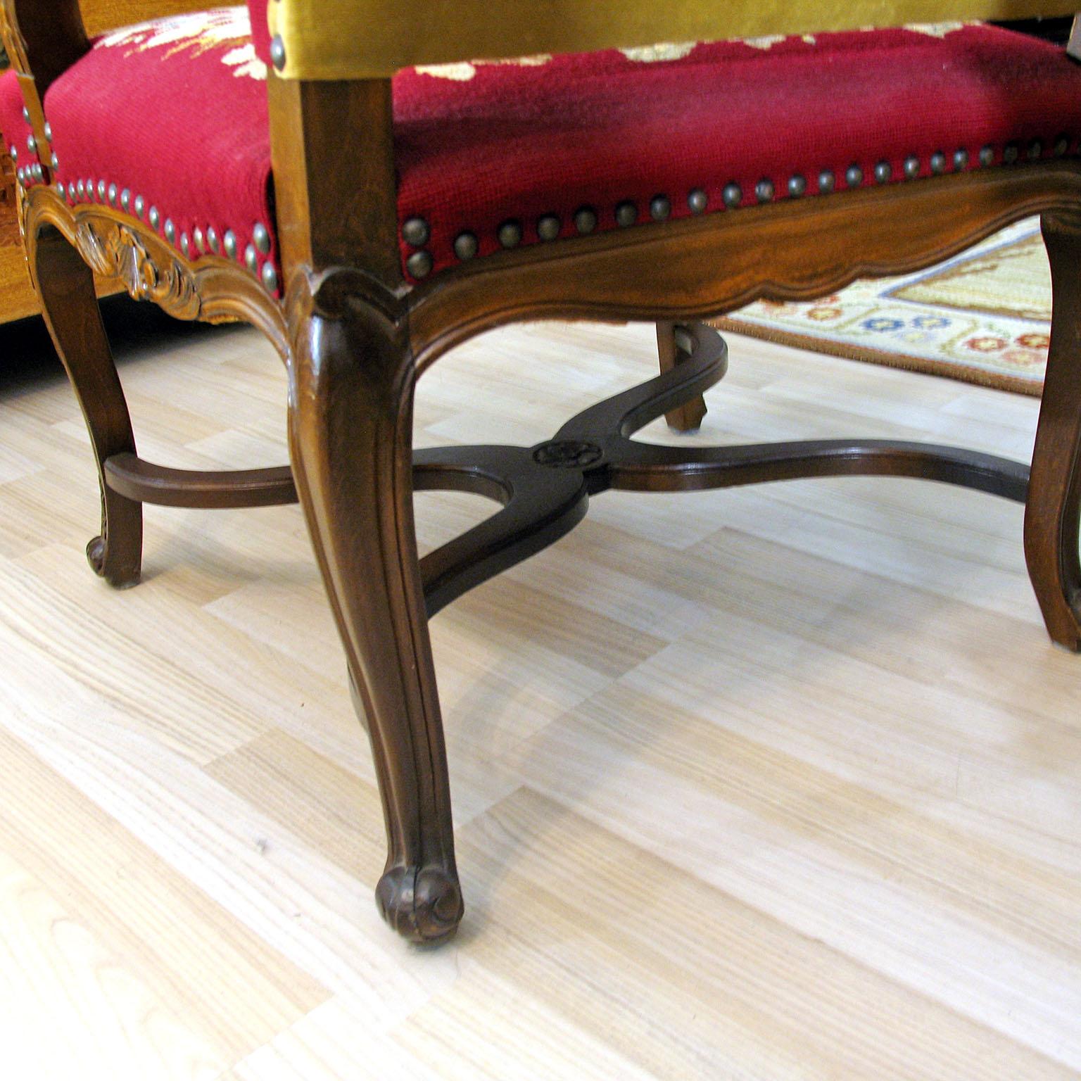 Coppia di Fauteuil Regence francesi con splendida tappezzeria ricamata in vendita 5