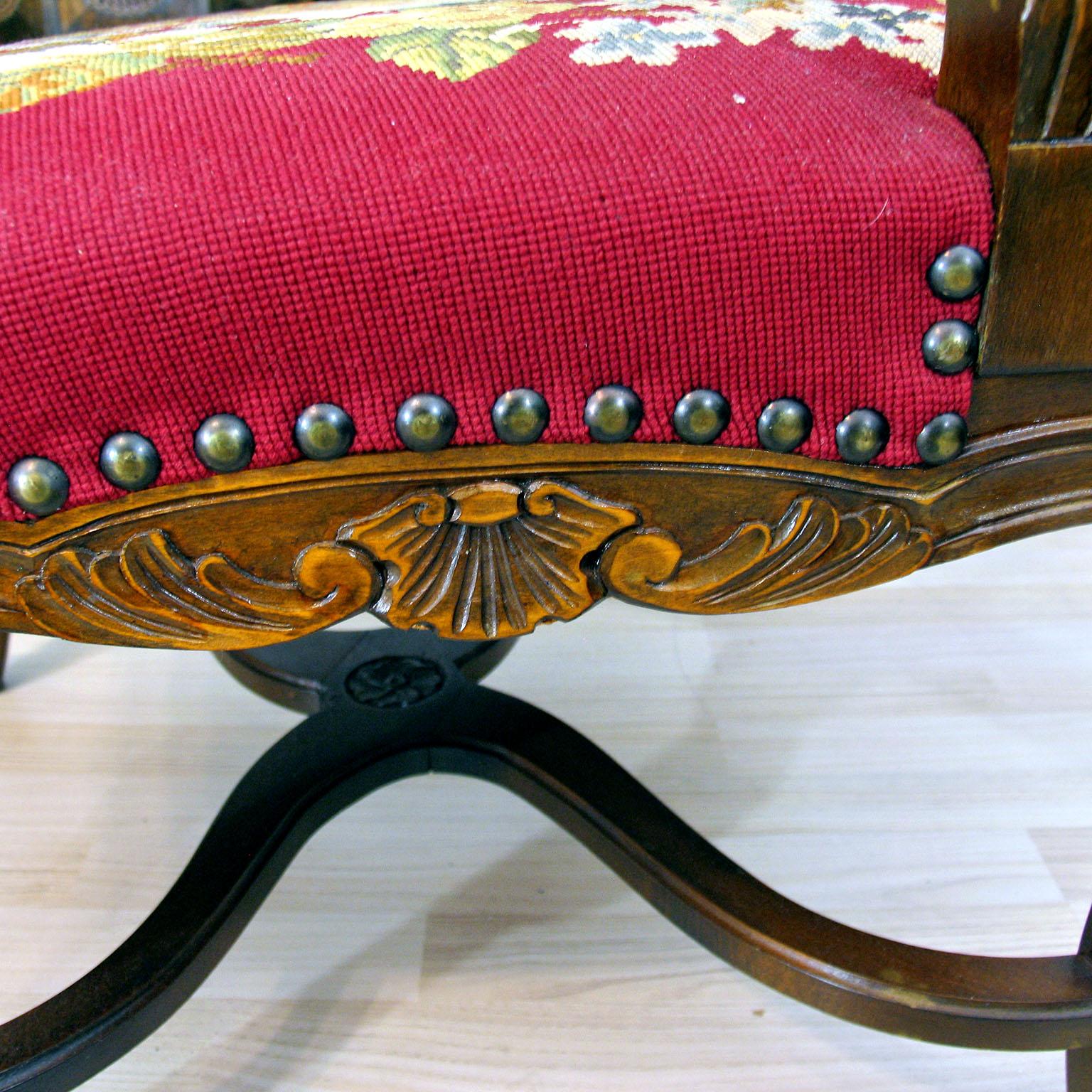 Coppia di Fauteuil Regence francesi con splendida tappezzeria ricamata in vendita 6