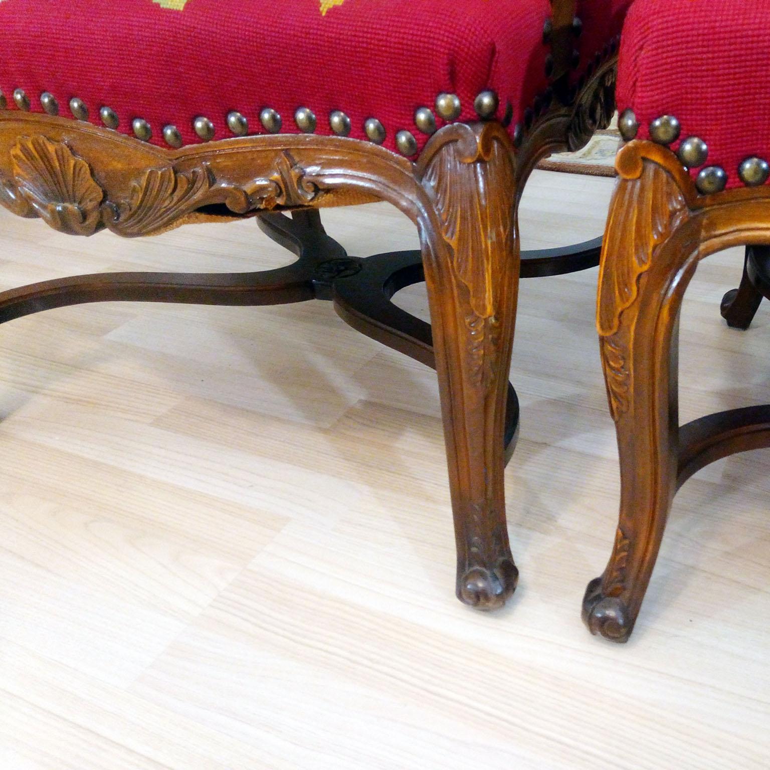 Coppia di Fauteuil Regence francesi con splendida tappezzeria ricamata in vendita 7