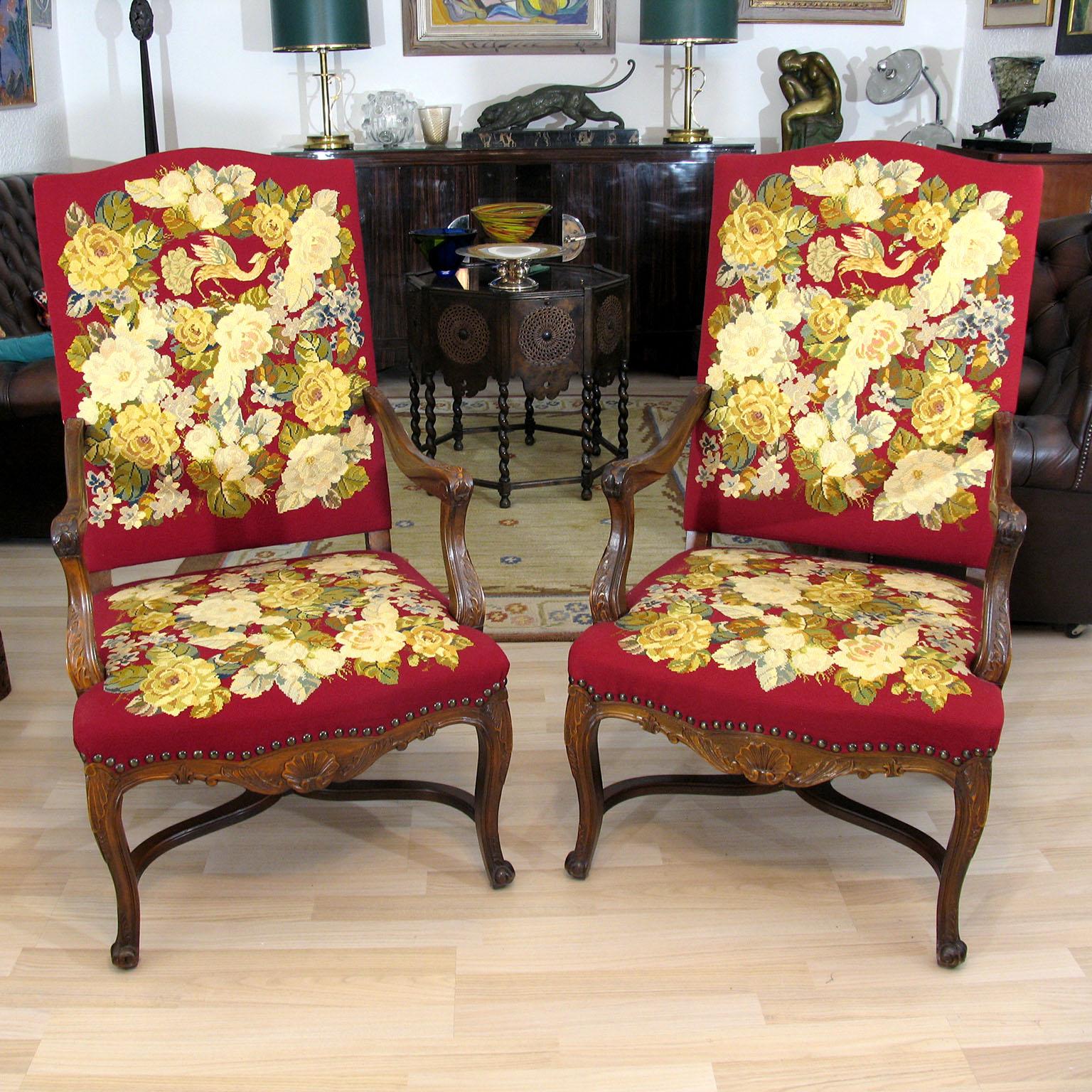 Coppia di Fauteuils in noce Regence francese, poltrone in faggio tinto con splendida tappezzeria ricamata.

La tappezzeria è lavorata in modo impeccabile, realizzata in petit point, l'uccello al centro dello schienale, e in big point tutto intorno,