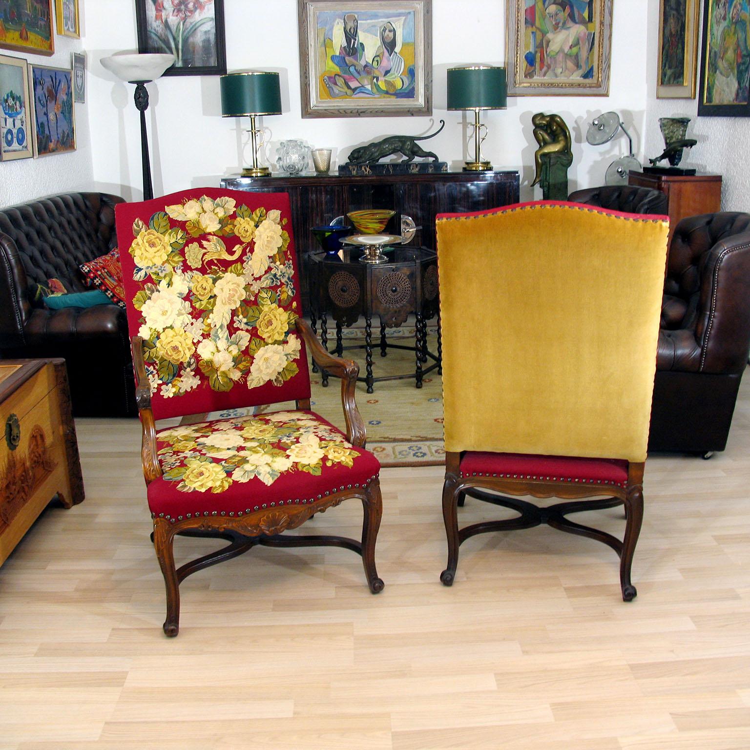 Neo-Regency Coppia di Fauteuil Regence francesi con splendida tappezzeria ricamata in vendita