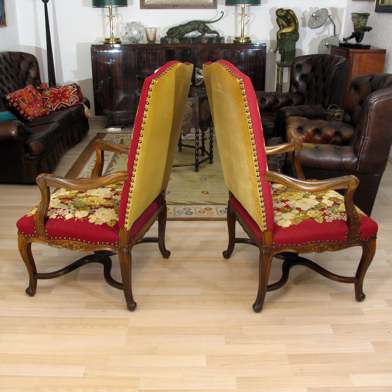 Francese Coppia di Fauteuil Regence francesi con splendida tappezzeria ricamata in vendita