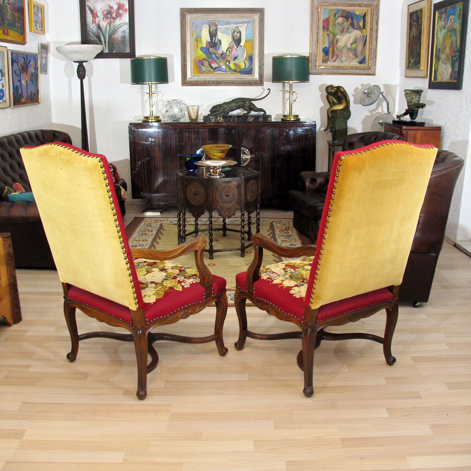 Mordenzato Coppia di Fauteuil Regence francesi con splendida tappezzeria ricamata in vendita