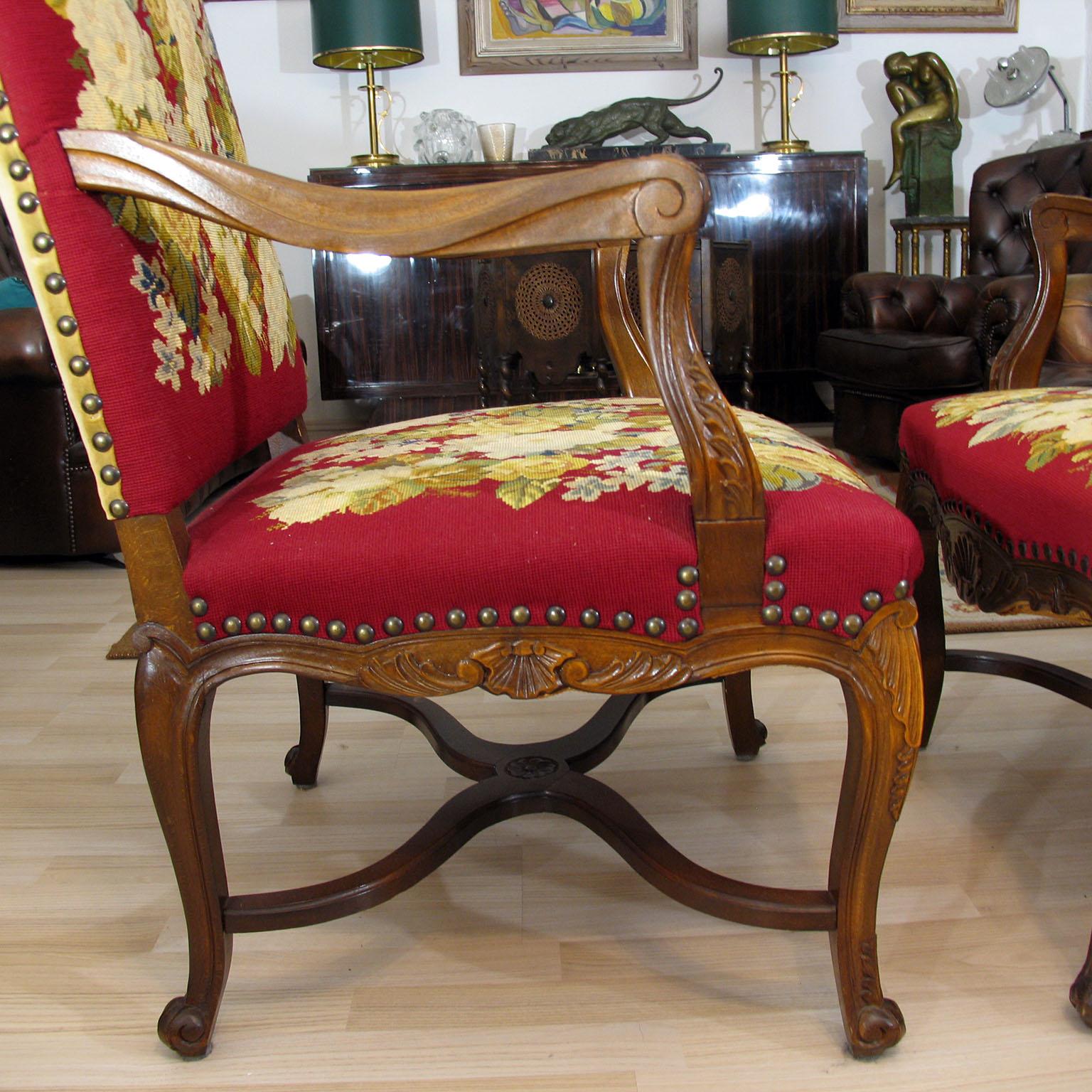 Inizio XX secolo Coppia di Fauteuil Regence francesi con splendida tappezzeria ricamata in vendita