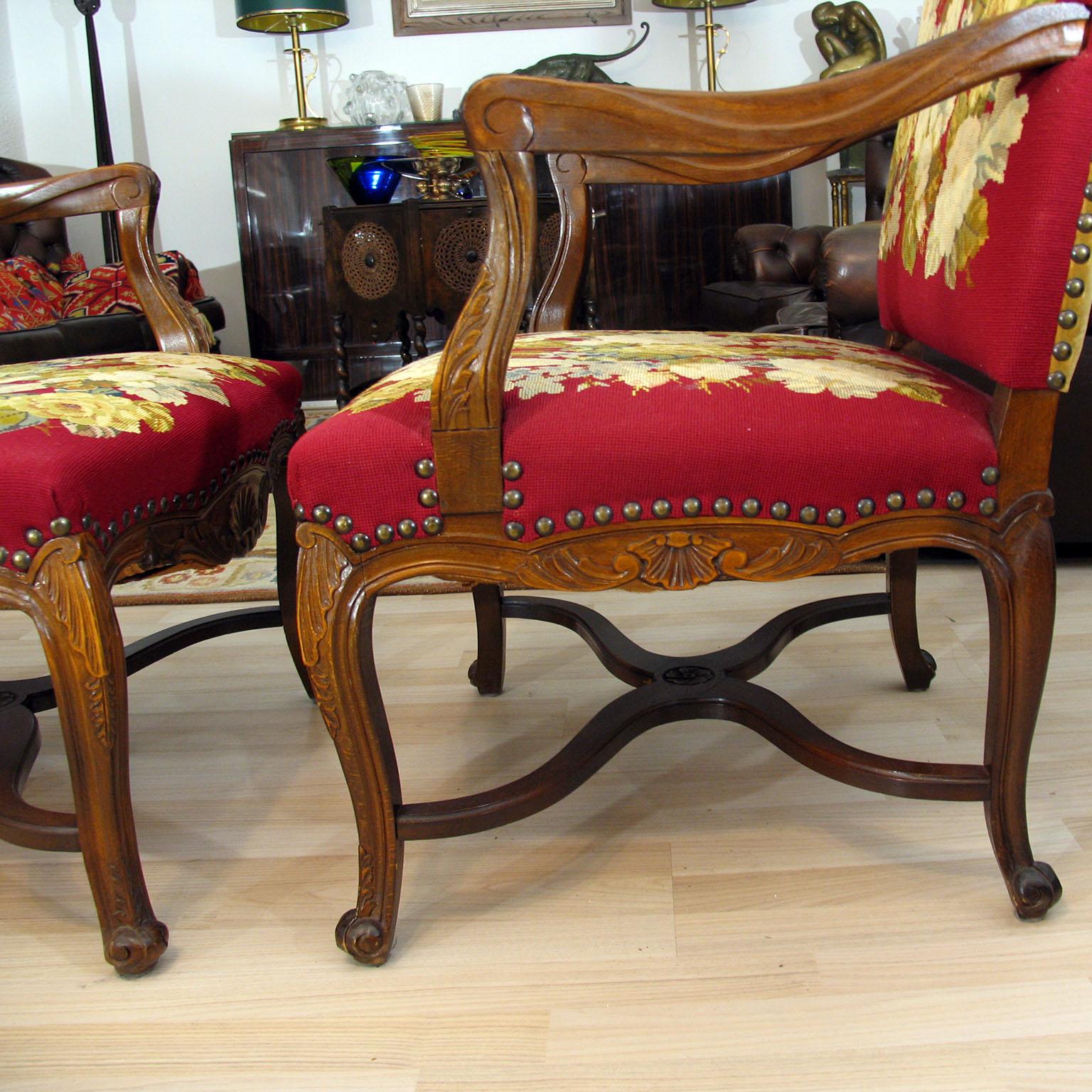 Tappezzeria Coppia di Fauteuil Regence francesi con splendida tappezzeria ricamata in vendita