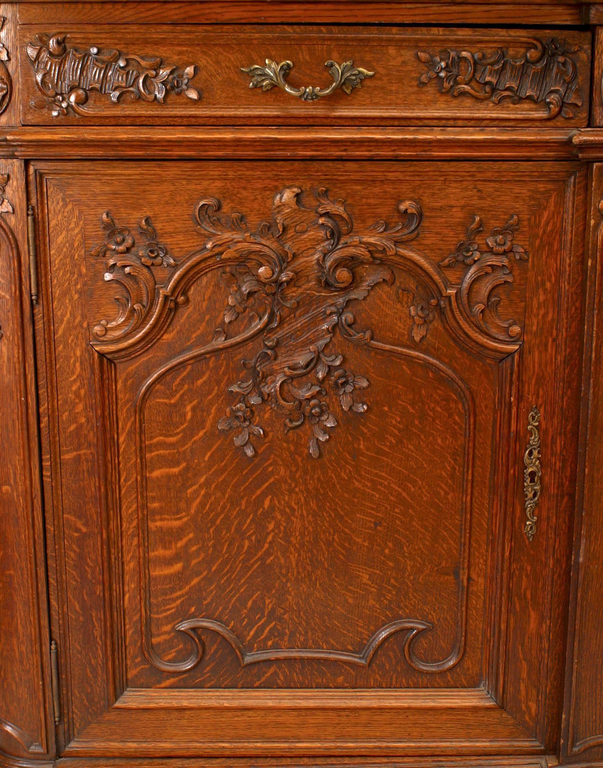 Pair of French Regence Oak Breakfront Cabinets In Good Condition For Sale In New York, NY