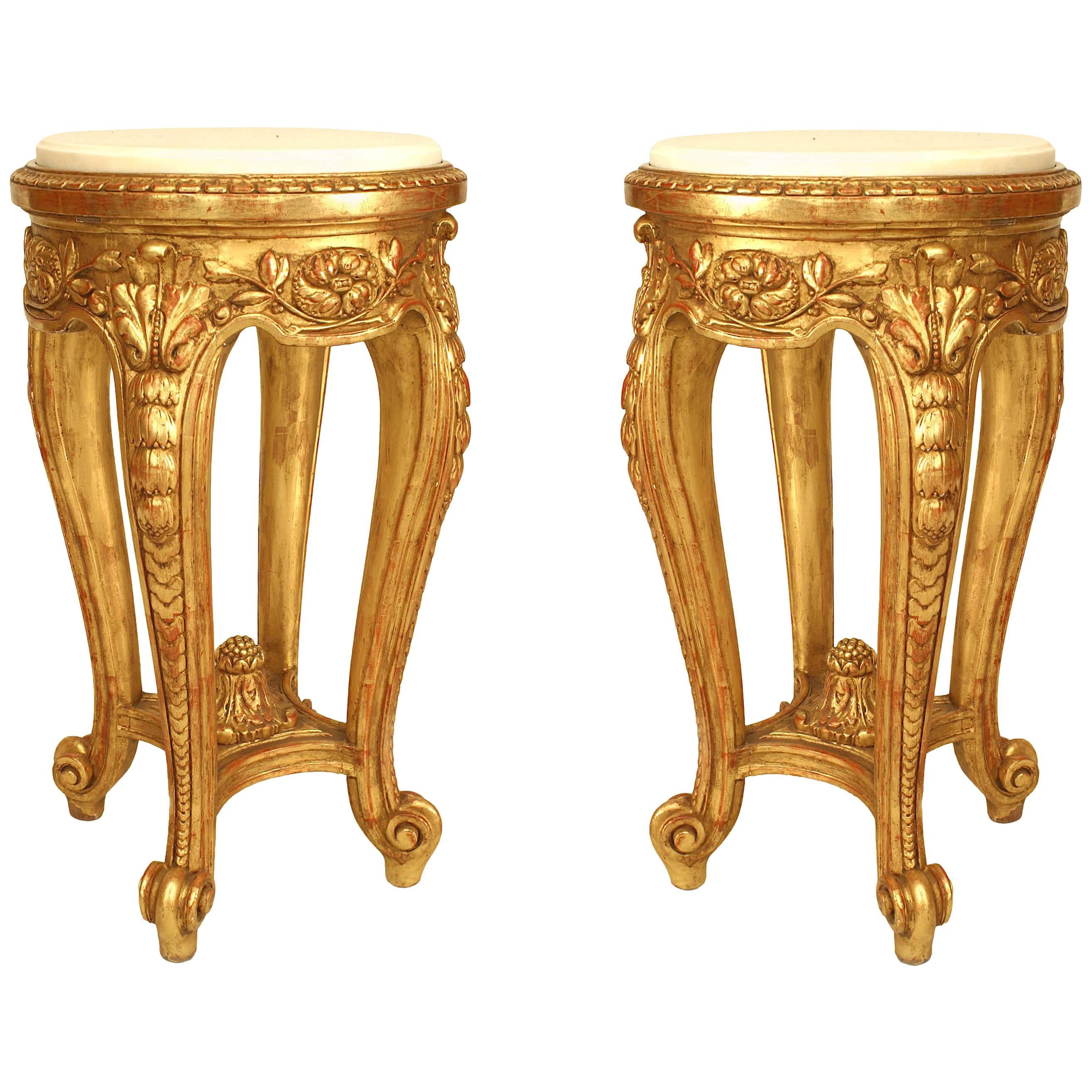 Paire de tables d'extrémité de style Régence française en dorure et plateau en marbre