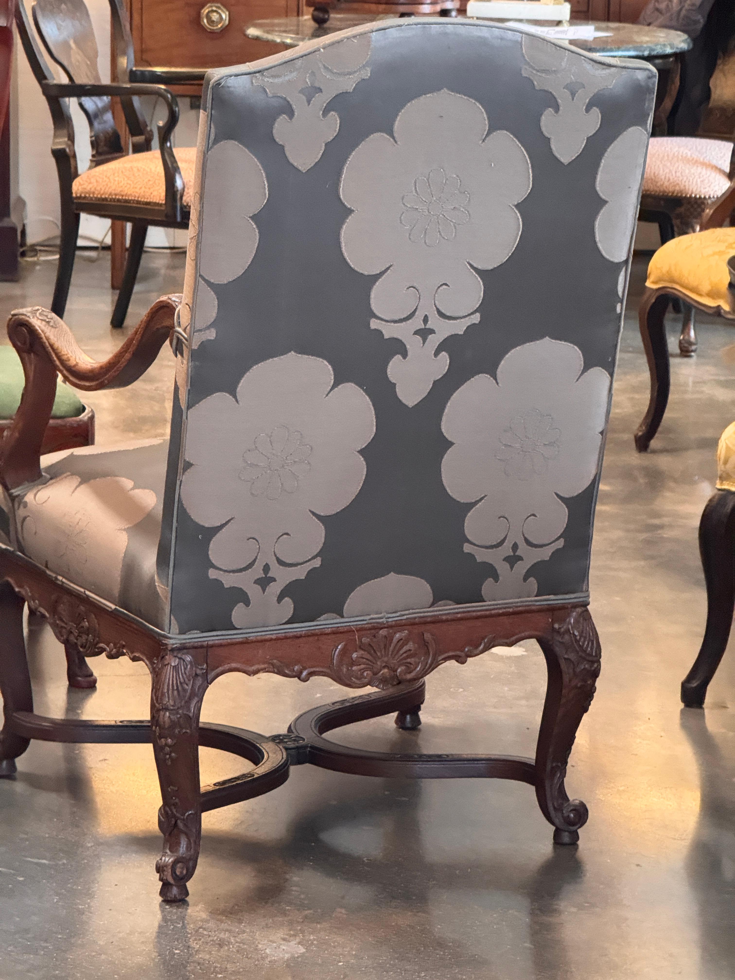 Pair of French Regence-Style 19th Century Walnut Armchairs en vente 5