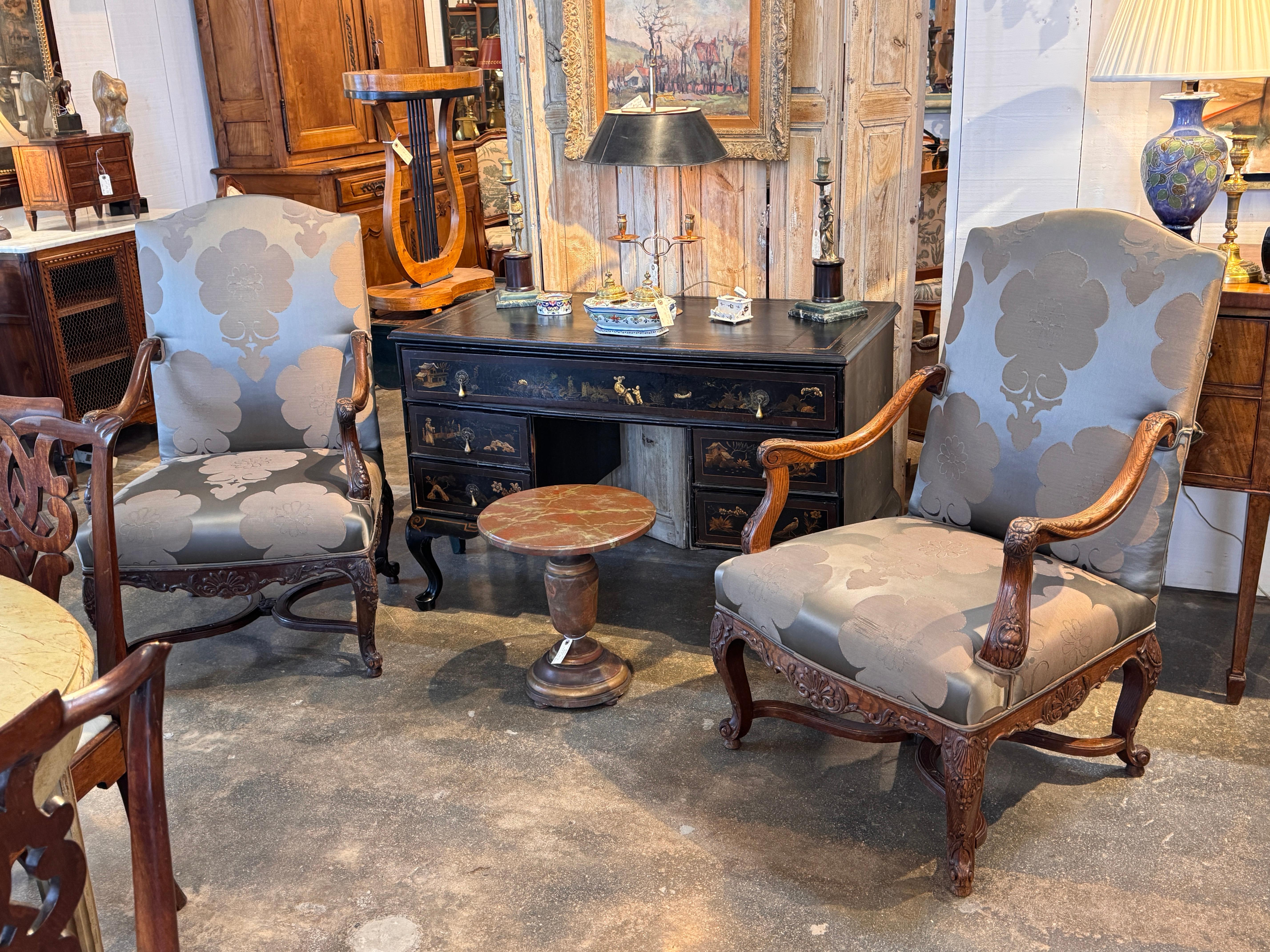 Regency Pair of French Regence-Style 19th Century Walnut Armchairs en vente