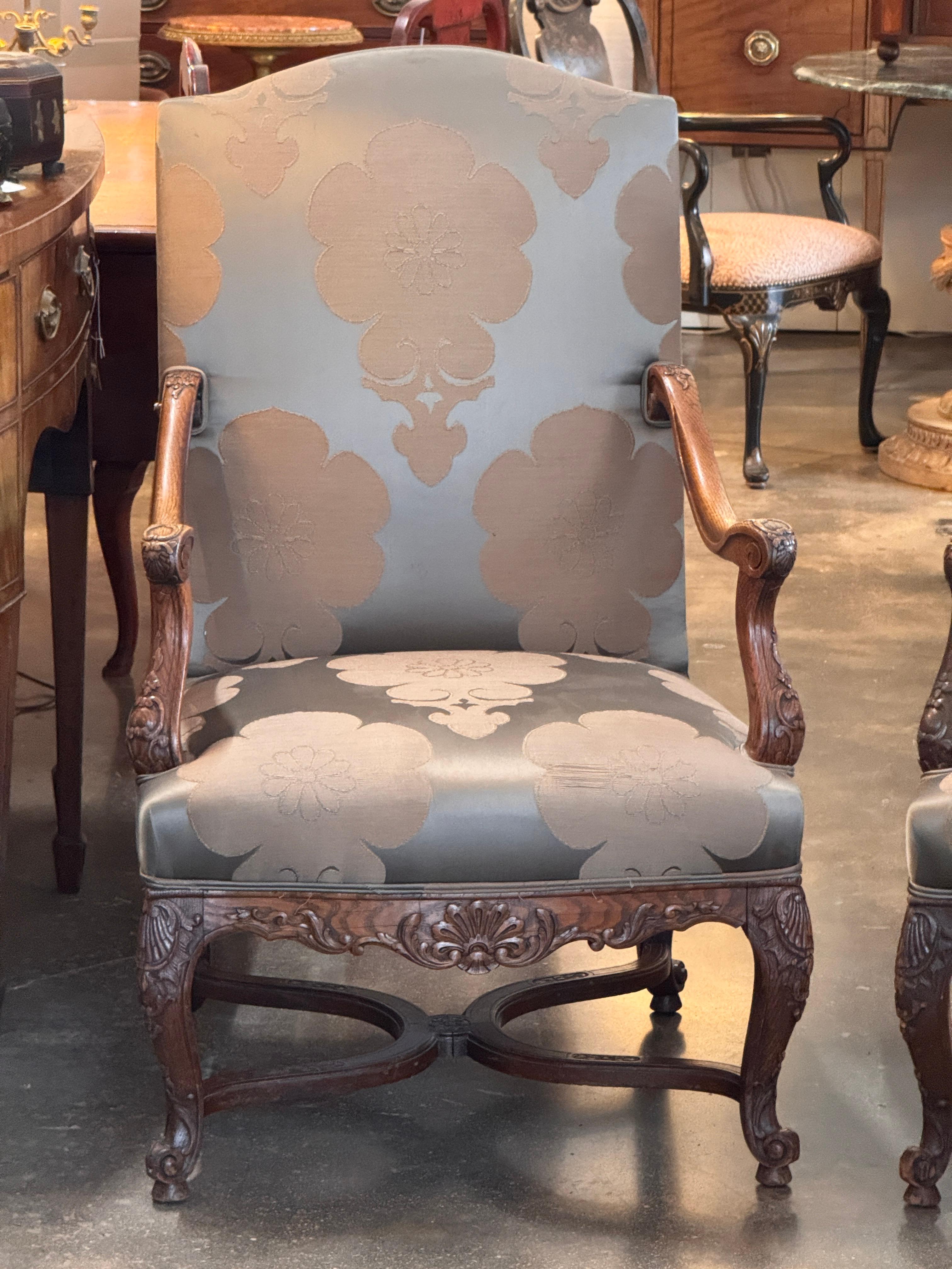Français Pair of French Regence-Style 19th Century Walnut Armchairs en vente