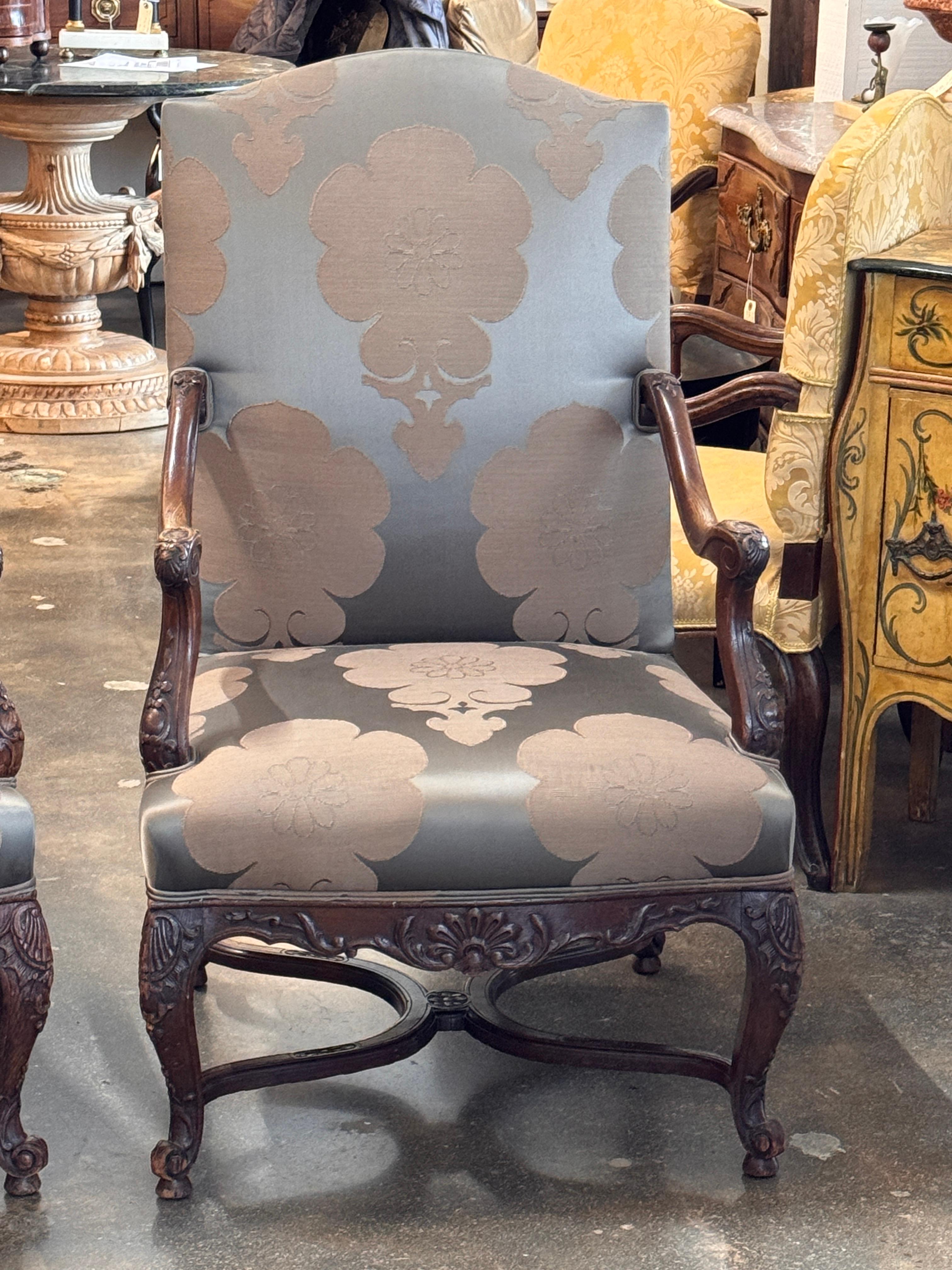 Pair of French Regence-Style 19th Century Walnut Armchairs Bon état - En vente à Charlottesville, VA