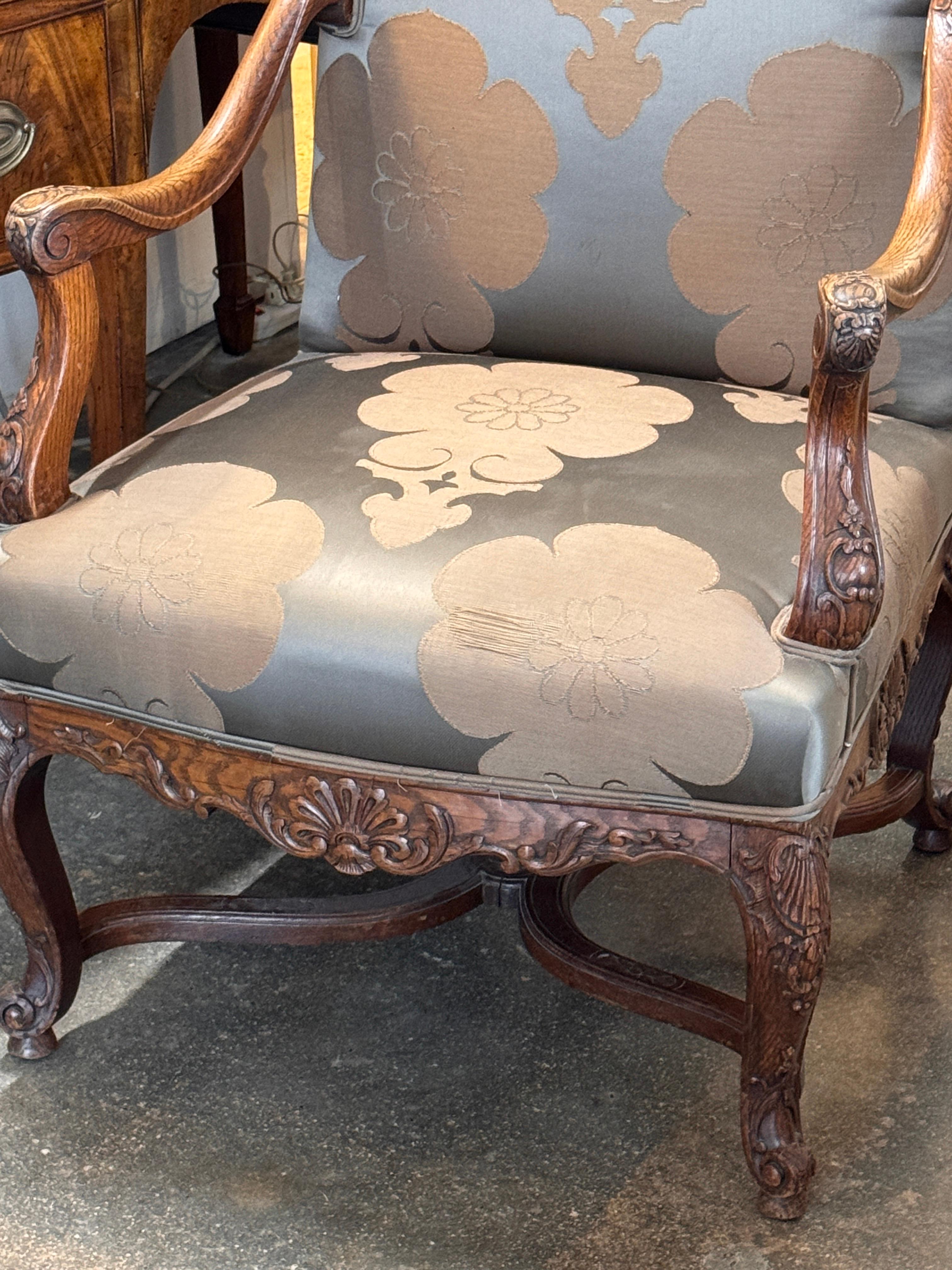 Tissu d'ameublement Pair of French Regence-Style 19th Century Walnut Armchairs en vente