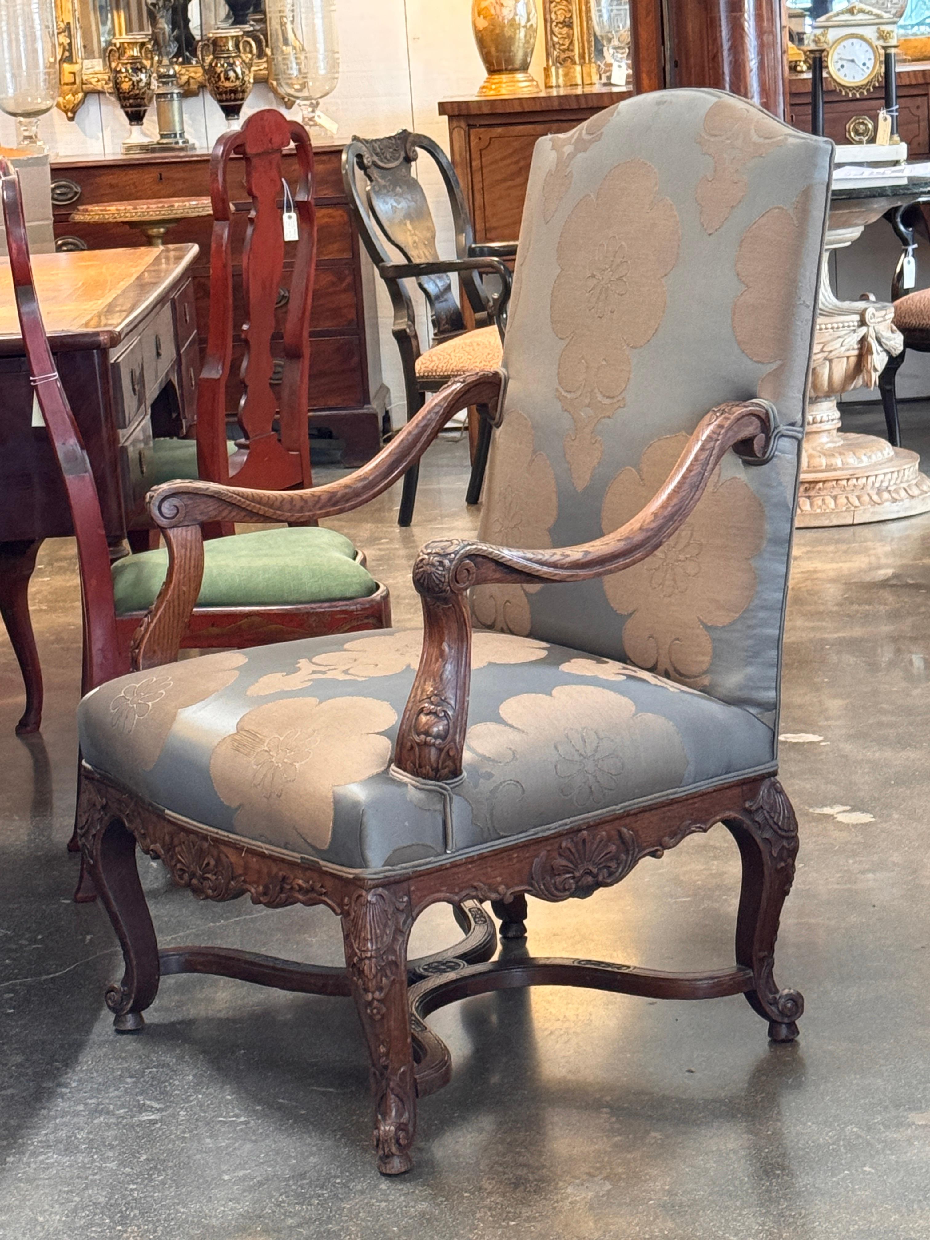 Pair of French Regence-Style 19th Century Walnut Armchairs en vente 1