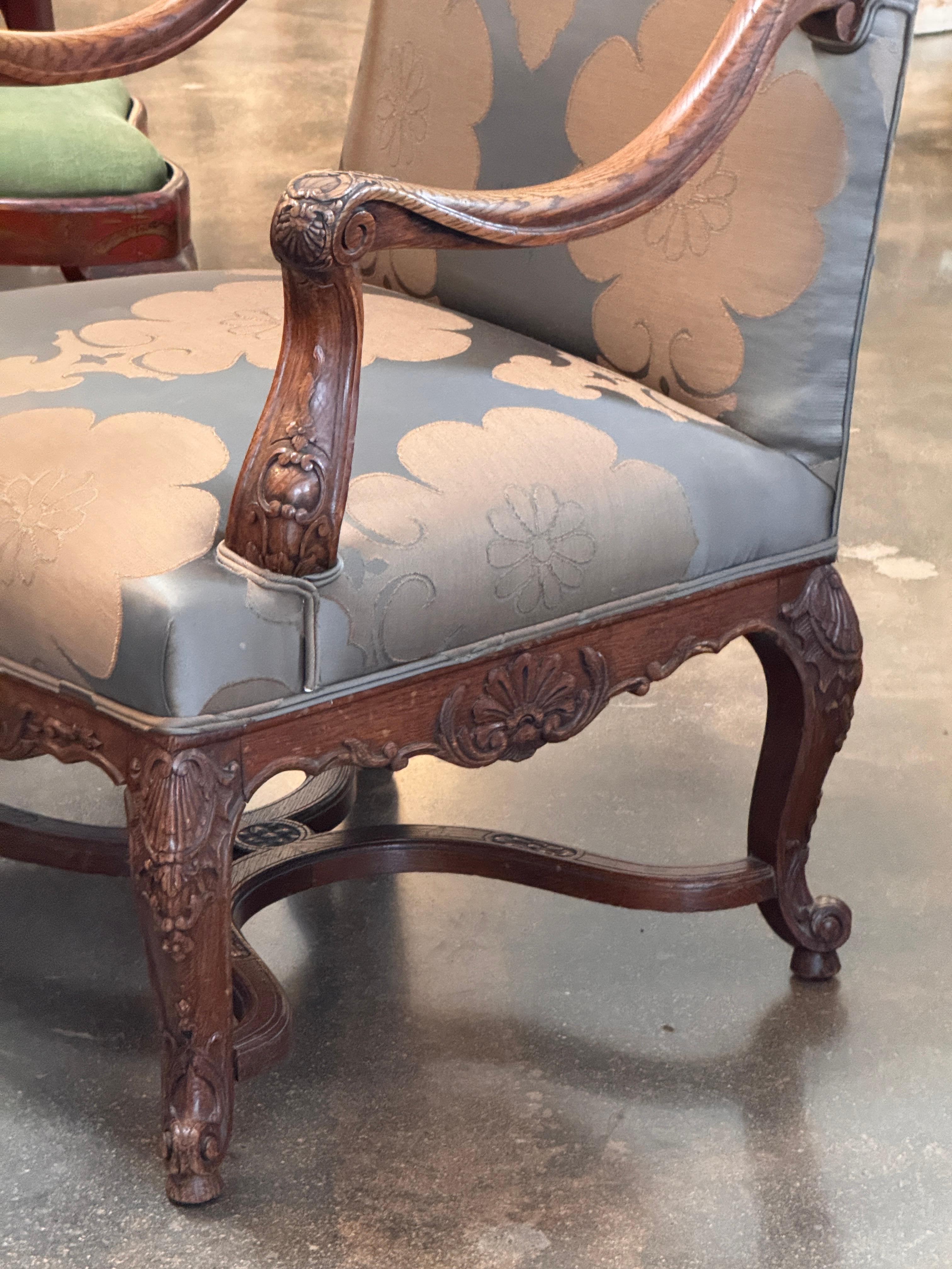 Pair of French Regence-Style 19th Century Walnut Armchairs en vente 2