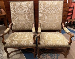 Pareja de Sillones de Respaldo Alto de Nogal Franceses Estilo Regencia Tallados y Tapizados