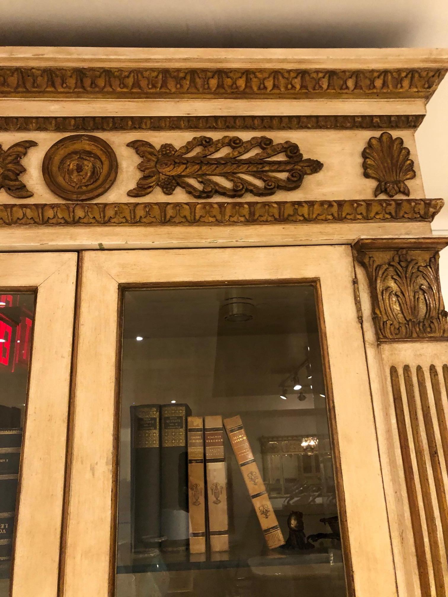 Regency Paire de bibliothèques peintes de style Régence française en vente