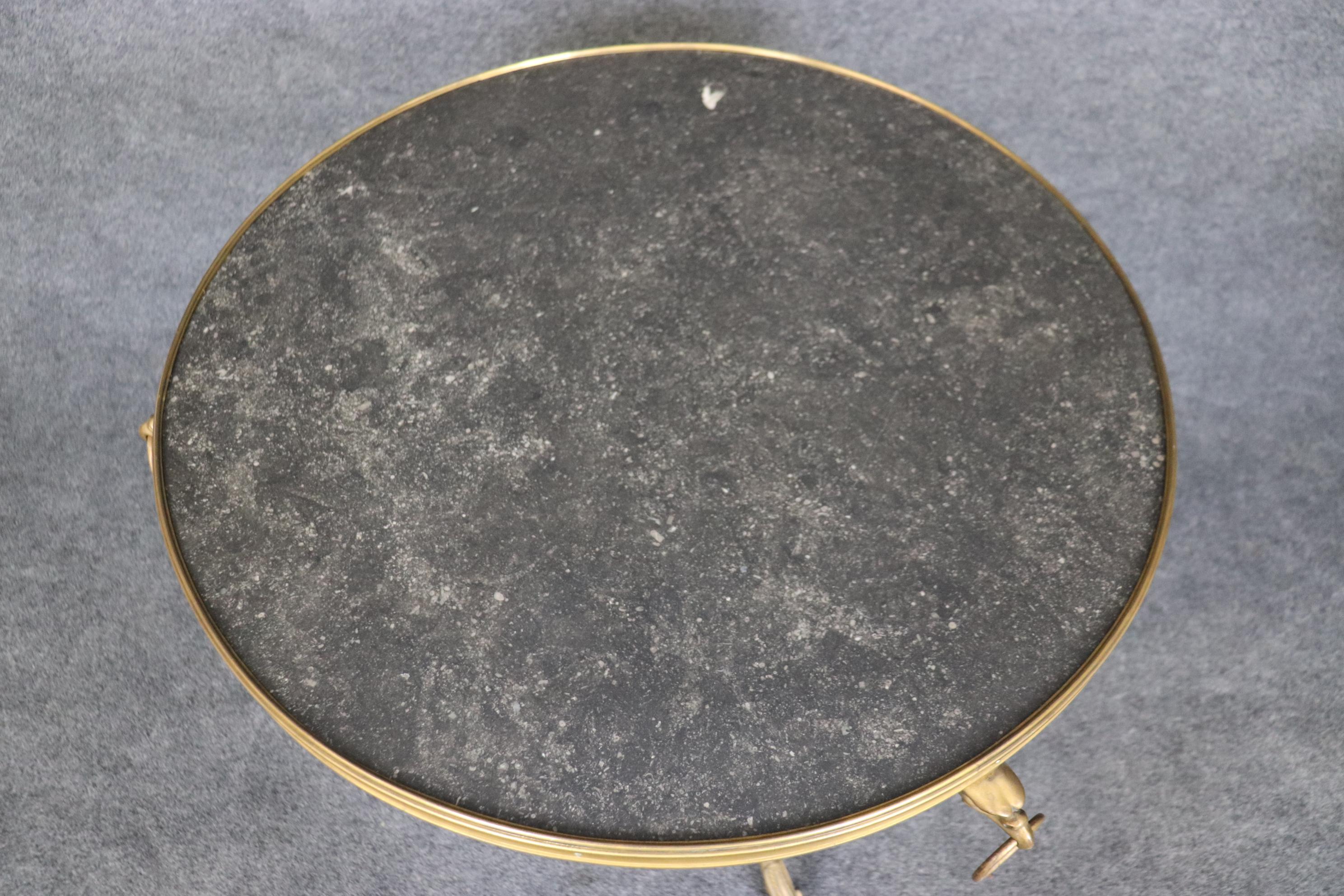 Paar französische Regency-Tische mit massivem Bronzeadler und Rinmarmorplatte Gueridons im Zustand „Gut“ im Angebot in Swedesboro, NJ