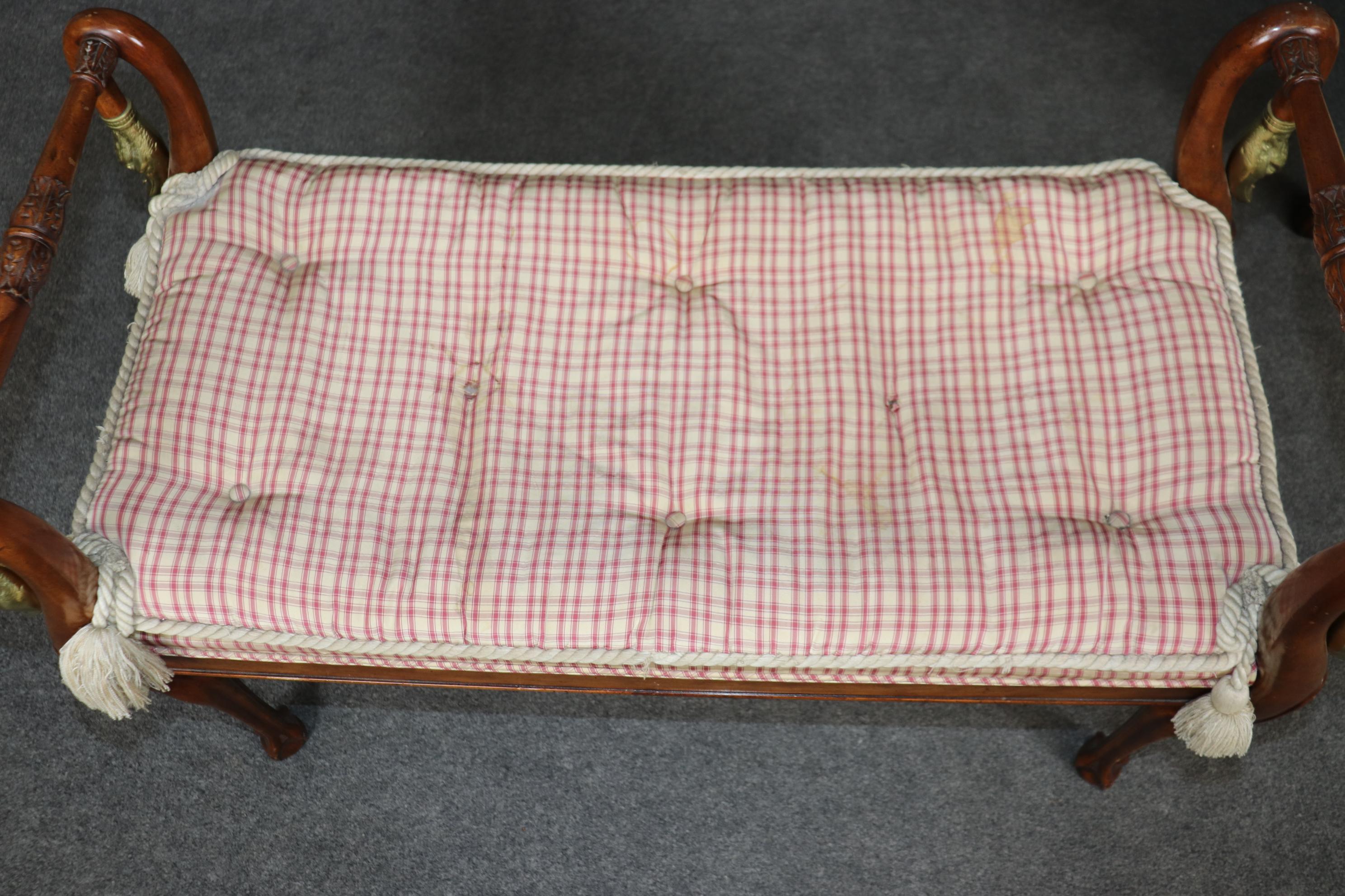 Paire de bancs tapissés en noyer de style Regency avec têtes de Swan en laiton en vente 5