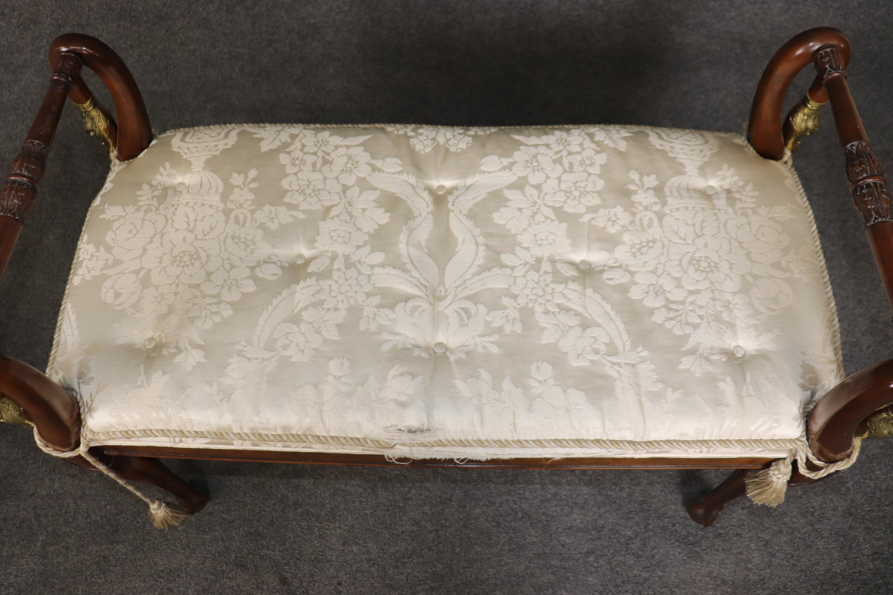 Paire de bancs tapissés en noyer de style Regency avec têtes de Swan en laiton en vente 7