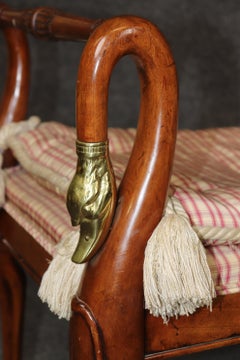 Pareja de Bancos Franceses Estilo Regencia Tapizados en Nogal con Cabezas de Cisne de Latón