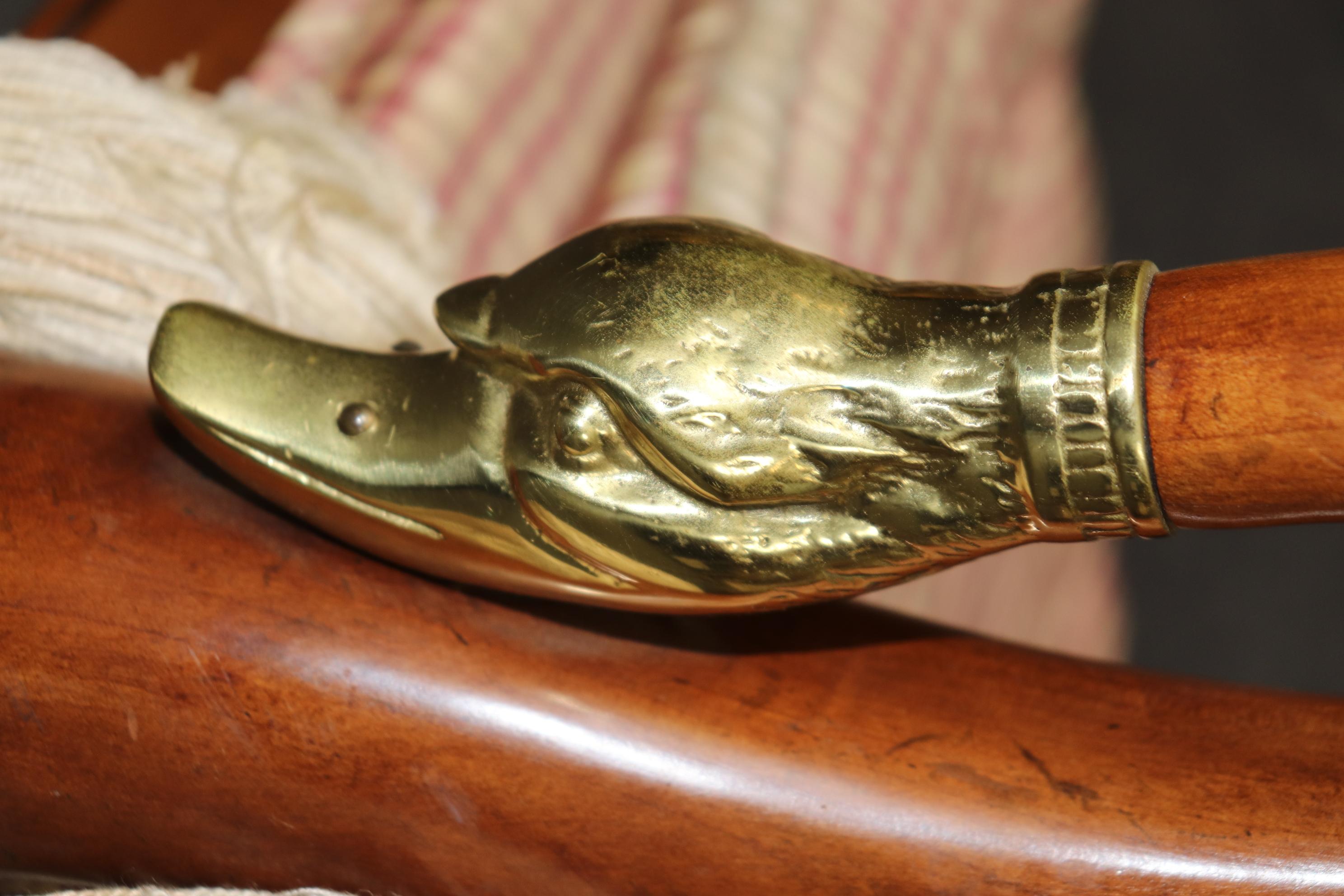 Néo-Régence Paire de bancs tapissés en noyer de style Regency avec têtes de Swan en laiton en vente