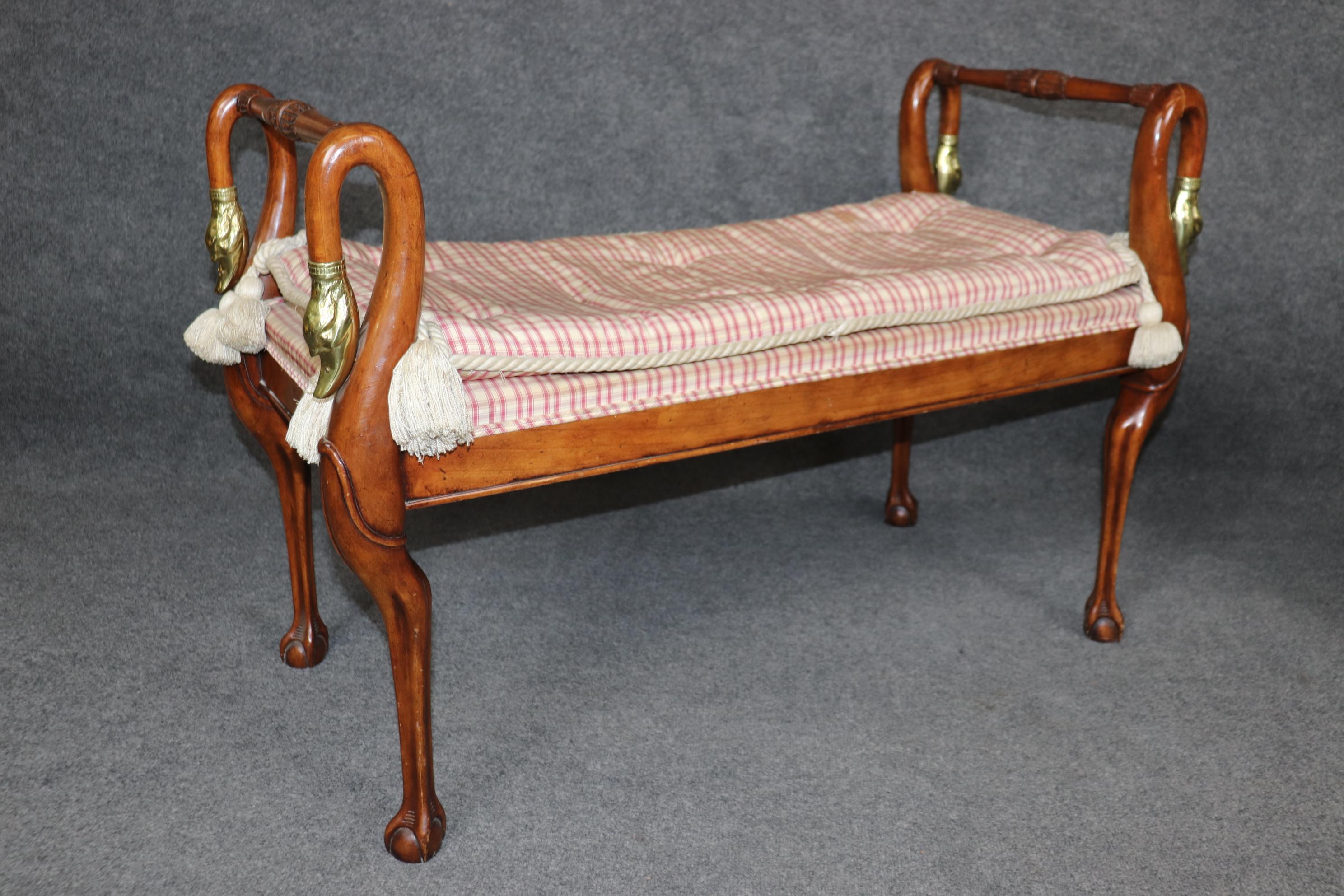 Français Paire de bancs tapissés en noyer de style Regency avec têtes de Swan en laiton en vente