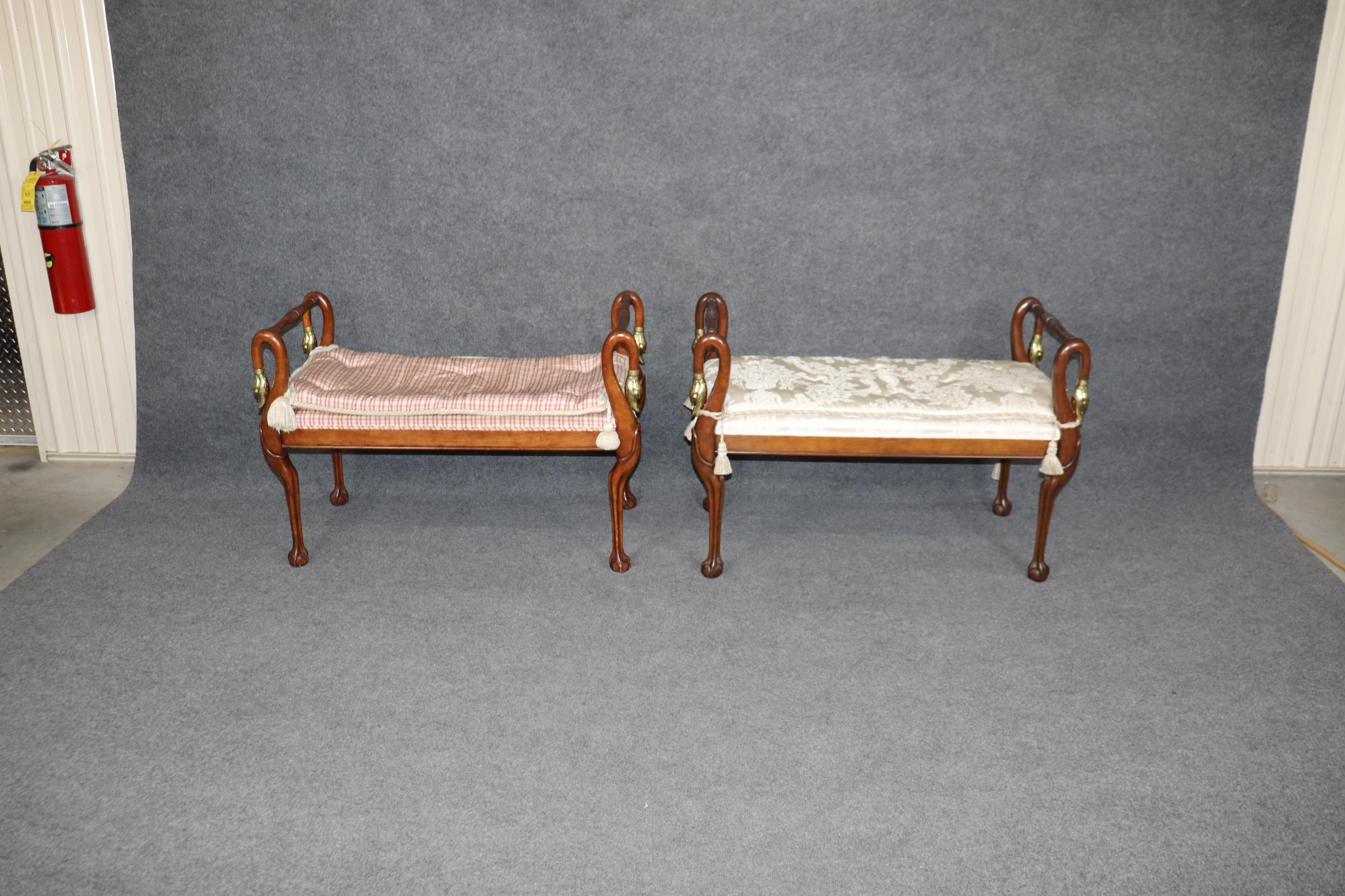 Paire de bancs tapissés en noyer de style Regency avec têtes de Swan en laiton Bon état - En vente à Swedesboro, NJ