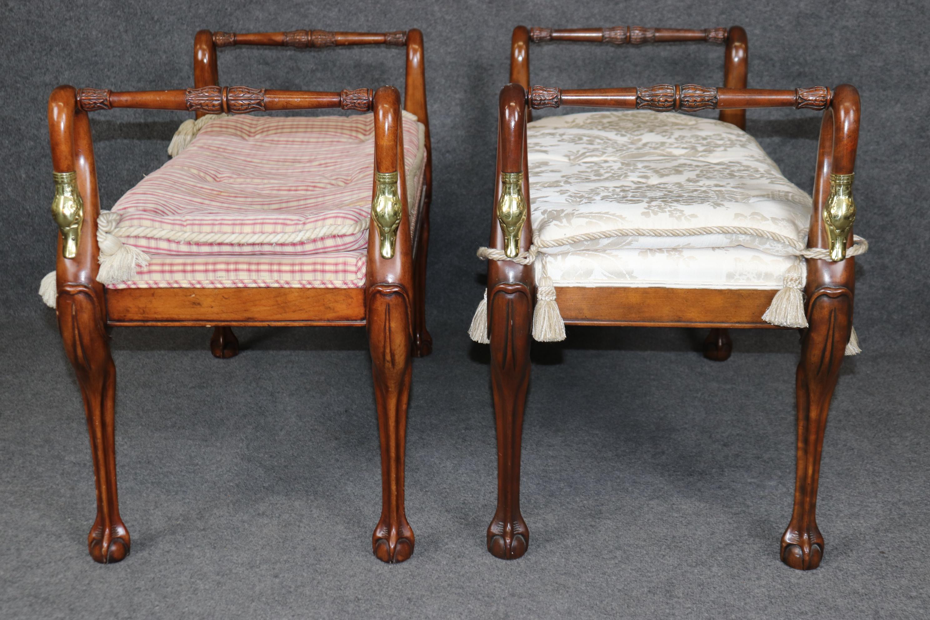 Milieu du XXe siècle Paire de bancs tapissés en noyer de style Regency avec têtes de Swan en laiton en vente