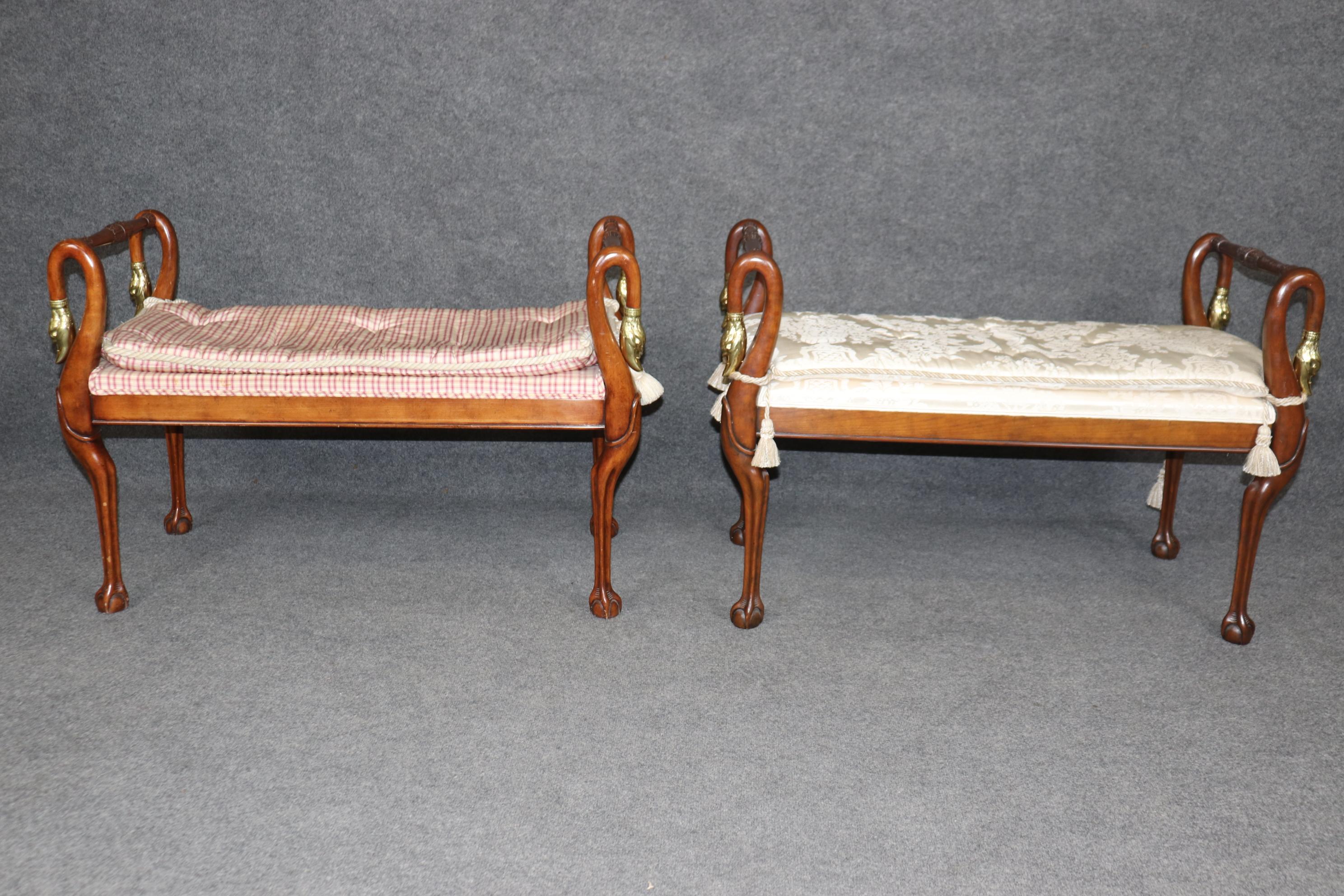 Laiton Paire de bancs tapissés en noyer de style Regency avec têtes de Swan en laiton en vente