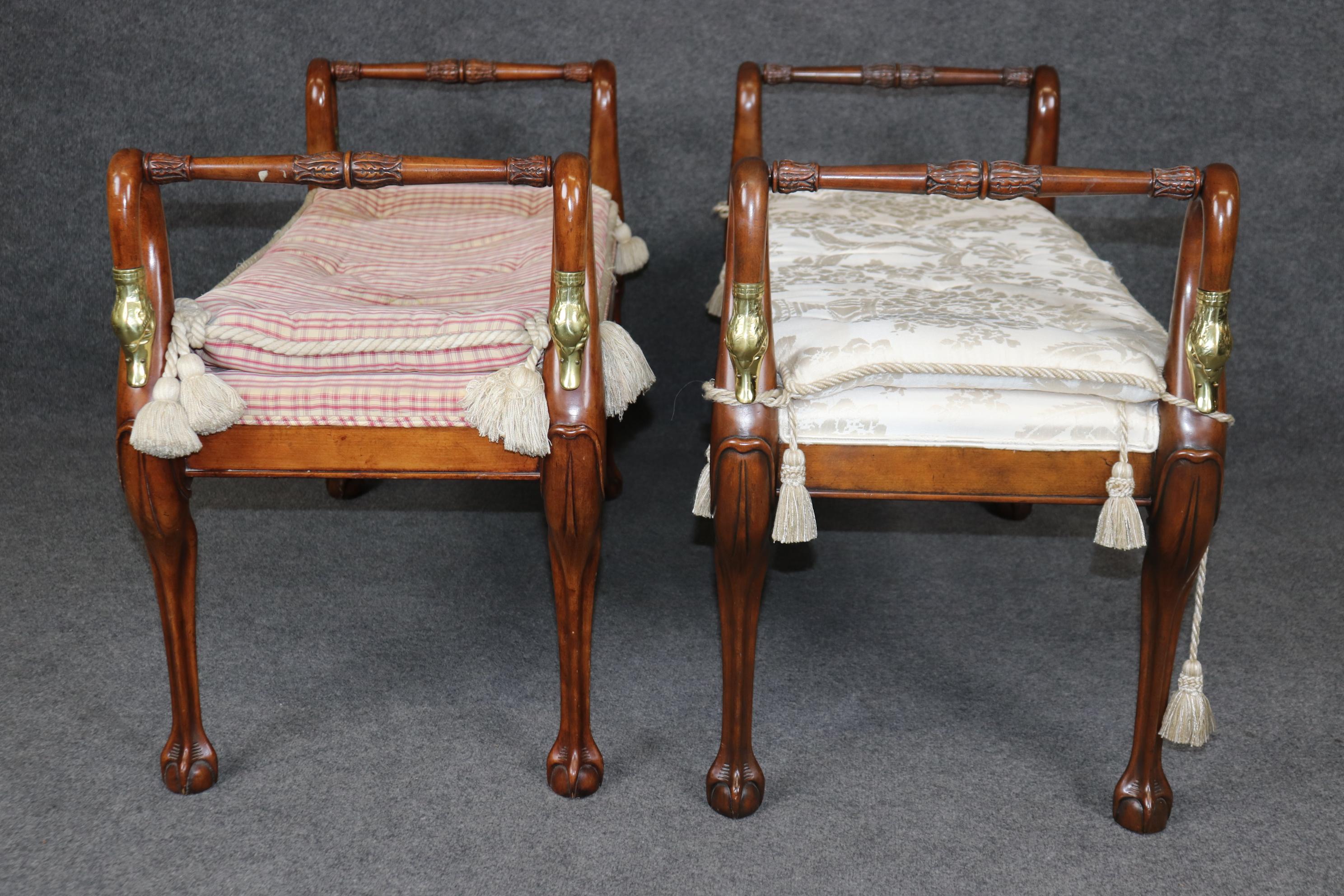 Paire de bancs tapissés en noyer de style Regency avec têtes de Swan en laiton en vente 1