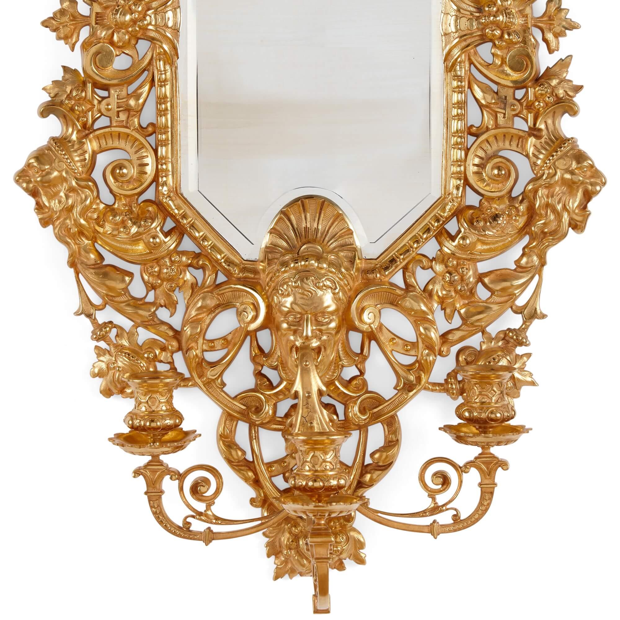Dorato Coppia di specchi da parete rinascimentali francesi in stile S con candelabro in vendita