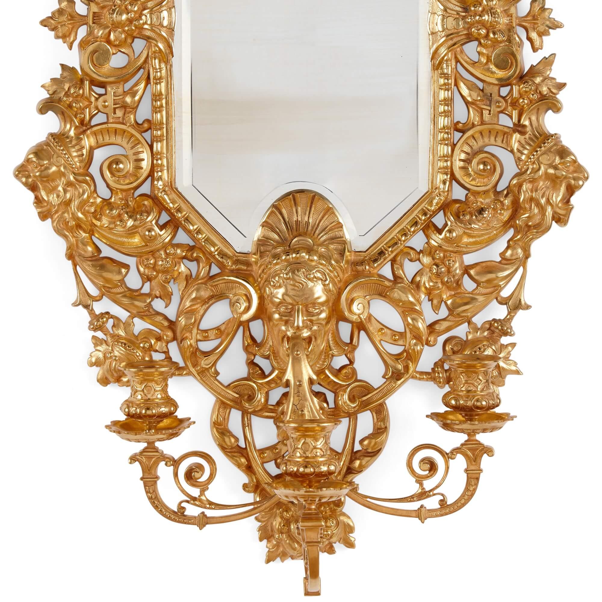 XIXe siècle Paire de miroirs muraux en bronze doré de style Renaissance française avec candélabres en vente