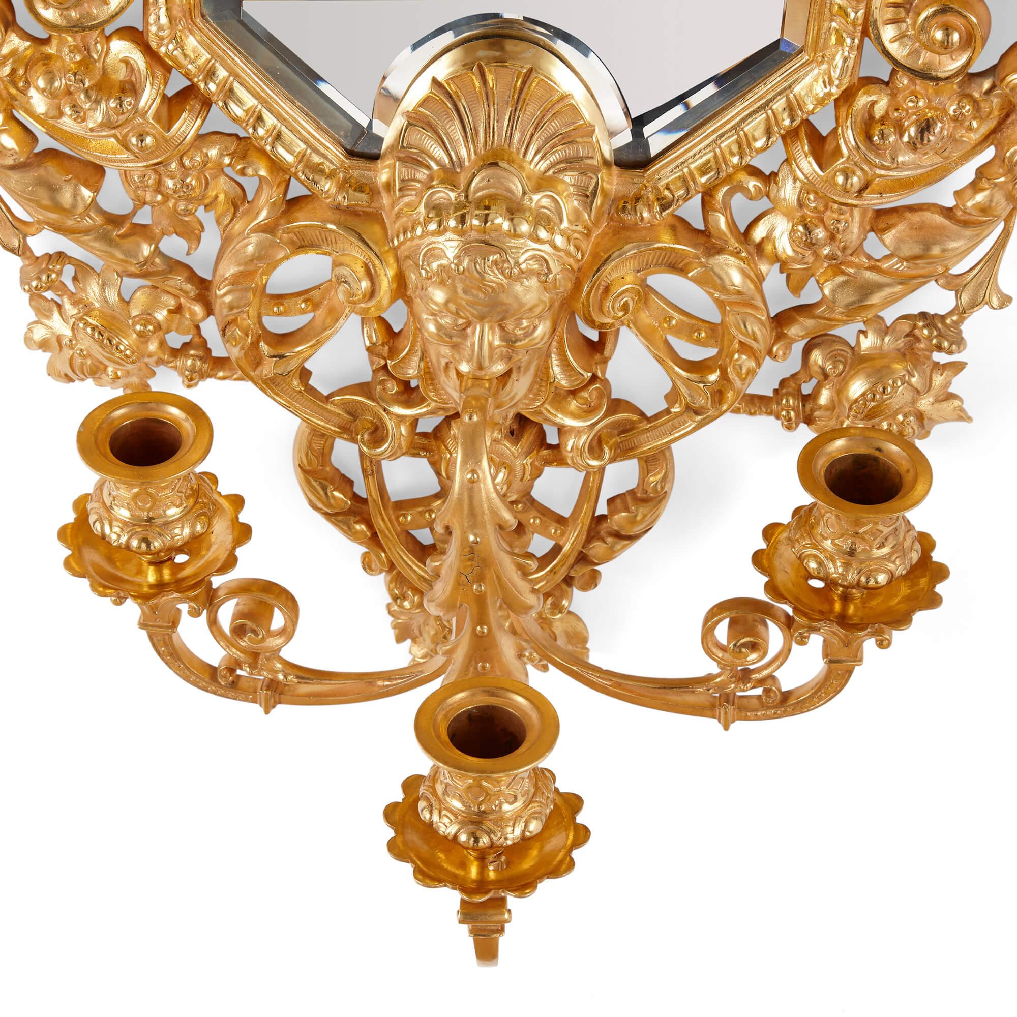 Bronze doré Paire de miroirs muraux en bronze doré de style Renaissance française avec candélabres en vente