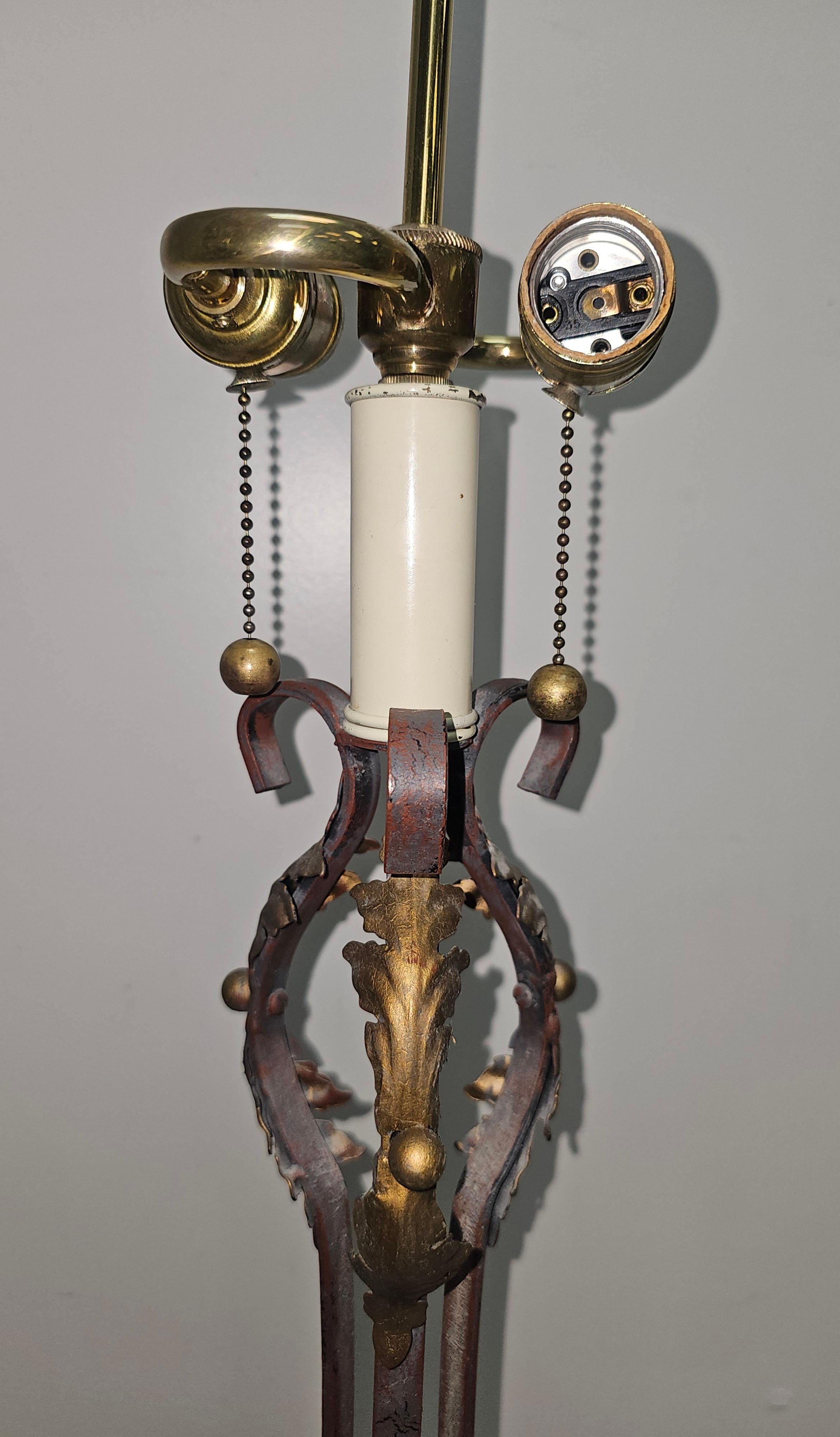 Métal Paire de lampes de table en métal patiné de style Renaissance française en vente
