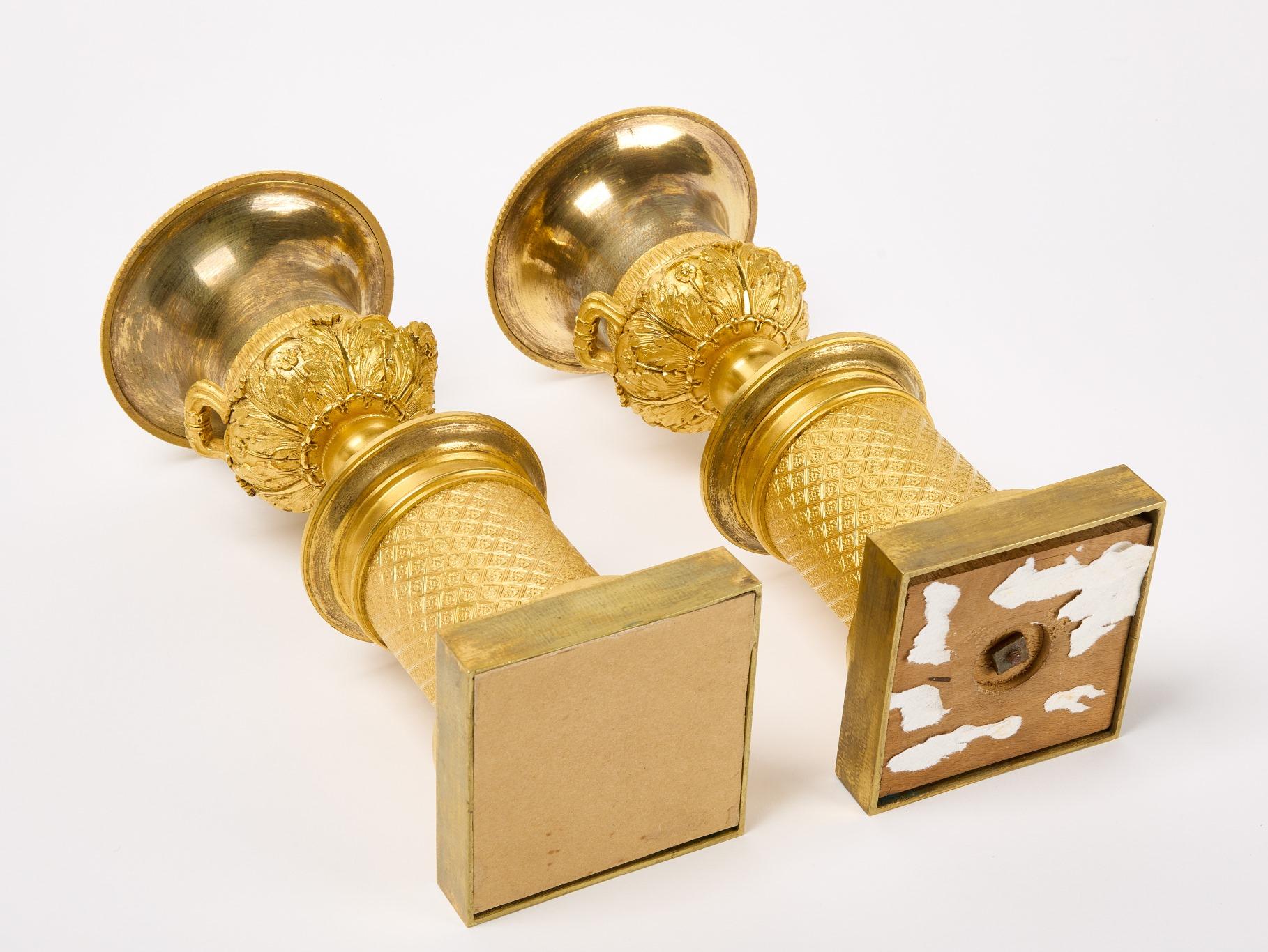 Paar französische Cassolettes aus vergoldeter Bronze aus der Restaurationszeit (Vergoldet) im Angebot