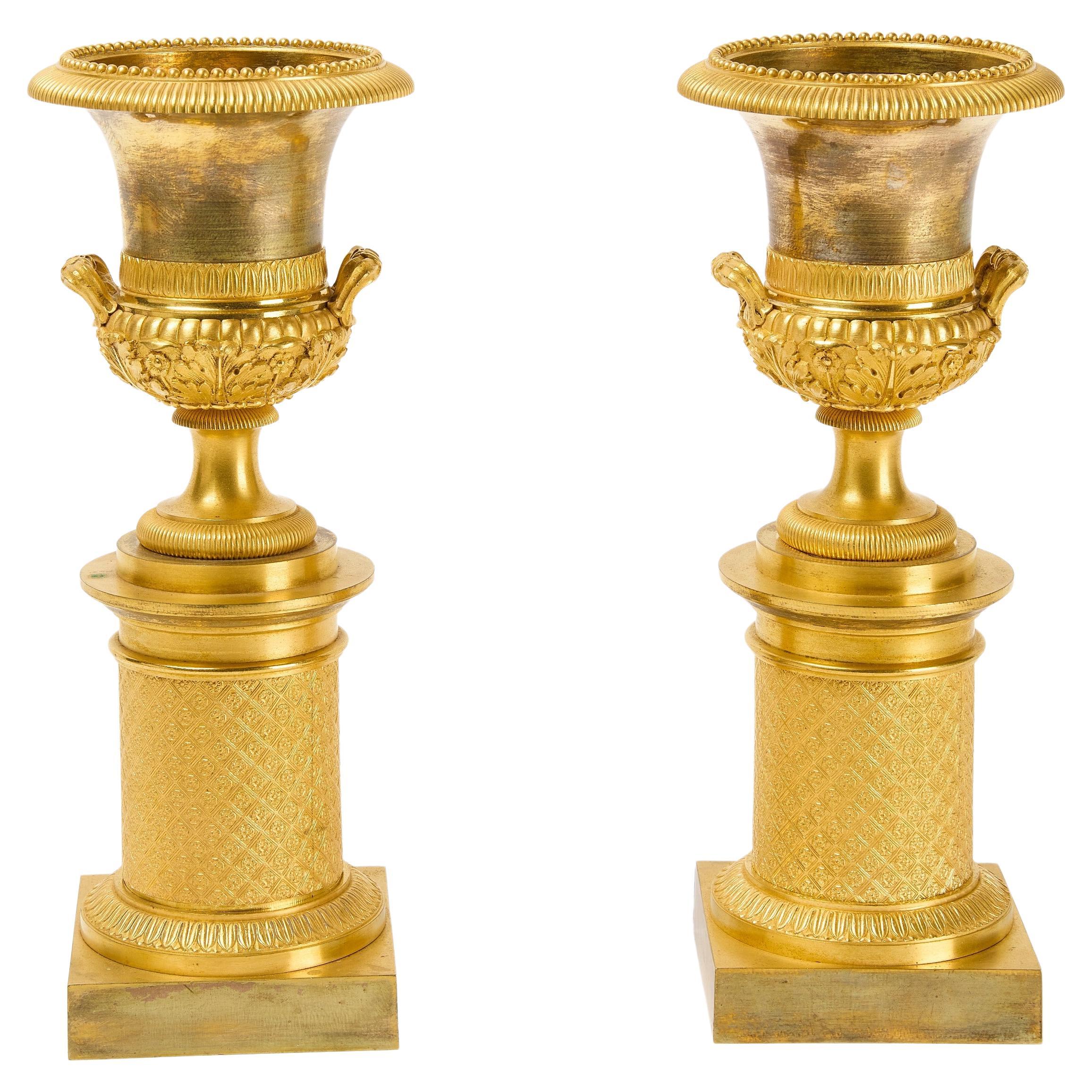 Paar französische Cassolettes aus vergoldeter Bronze aus der Restaurationszeit im Angebot