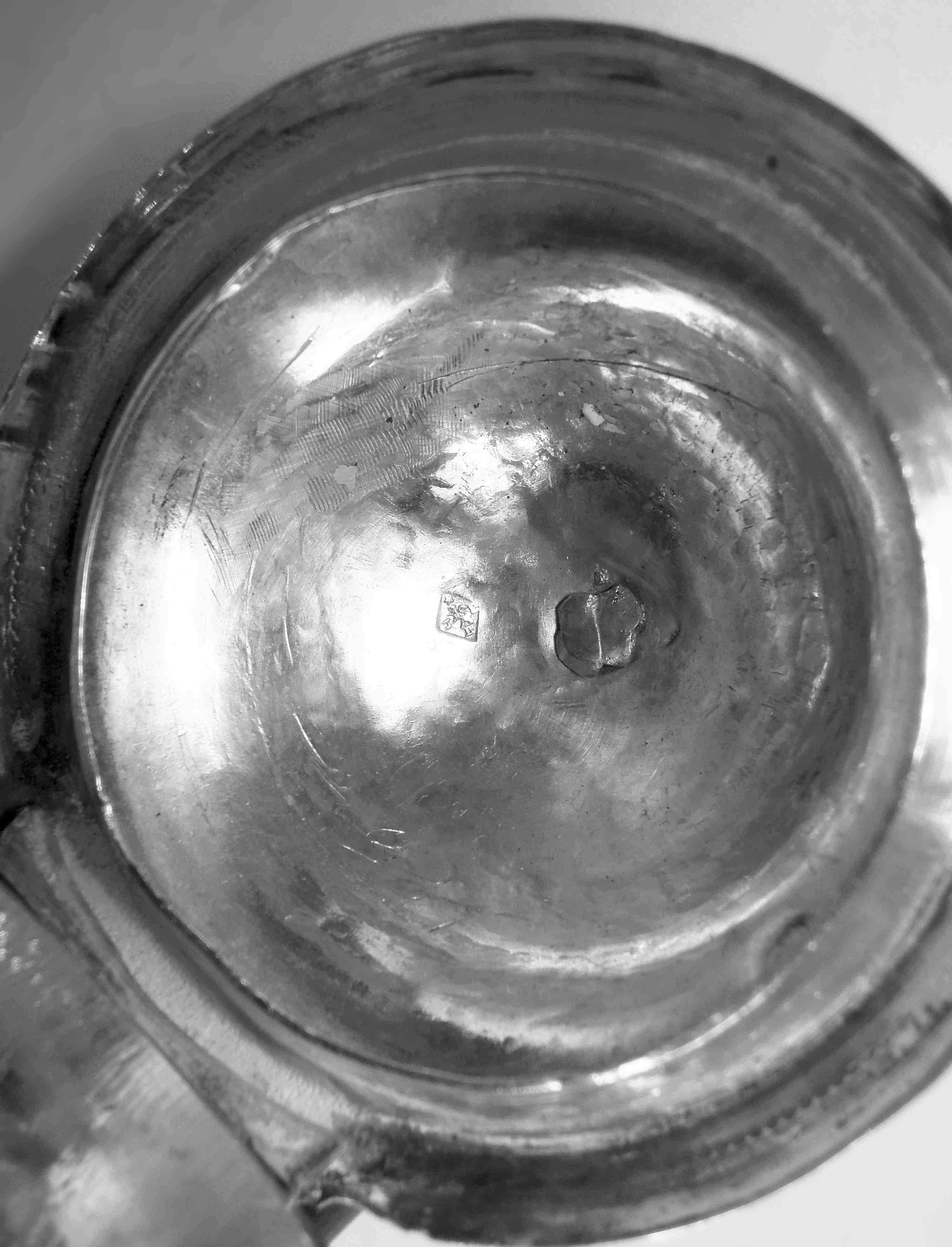Paar französische Restaurationskaffeekannen aus Silber mit Pferdekopfausgießern im Angebot 5